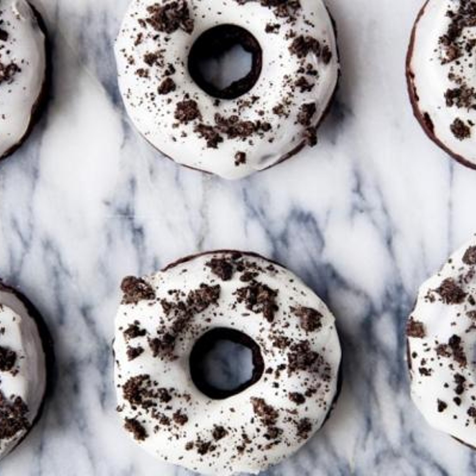 Ajoutez-y des biscuits Oreo...Voci le beignet au chocolat cuit au four 