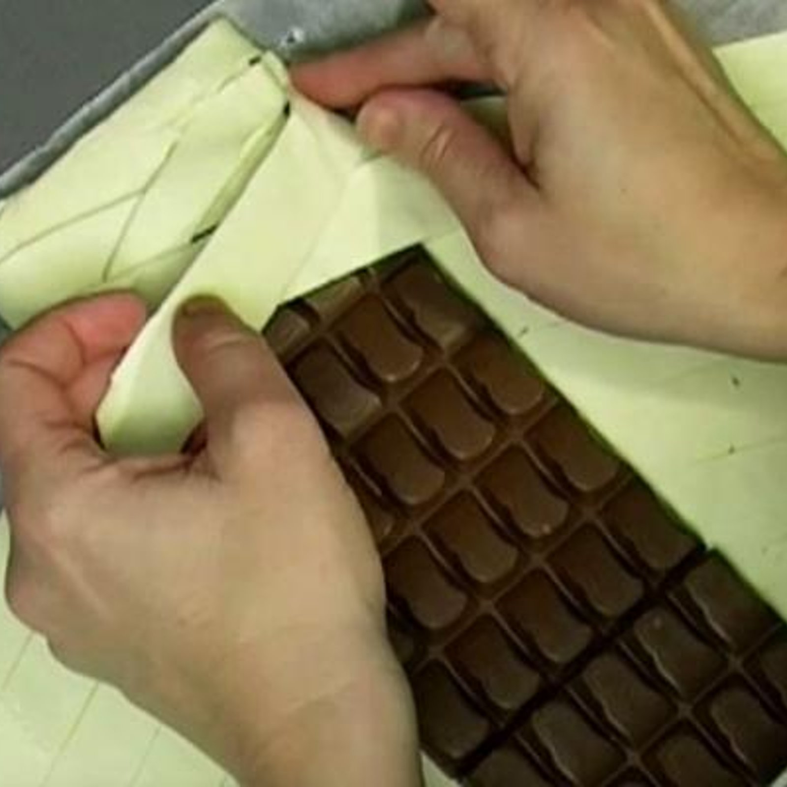 Il enroule du chocolat dans de la pâte feuilletée, en voyant le résultat, vous voudrez l'essayer!