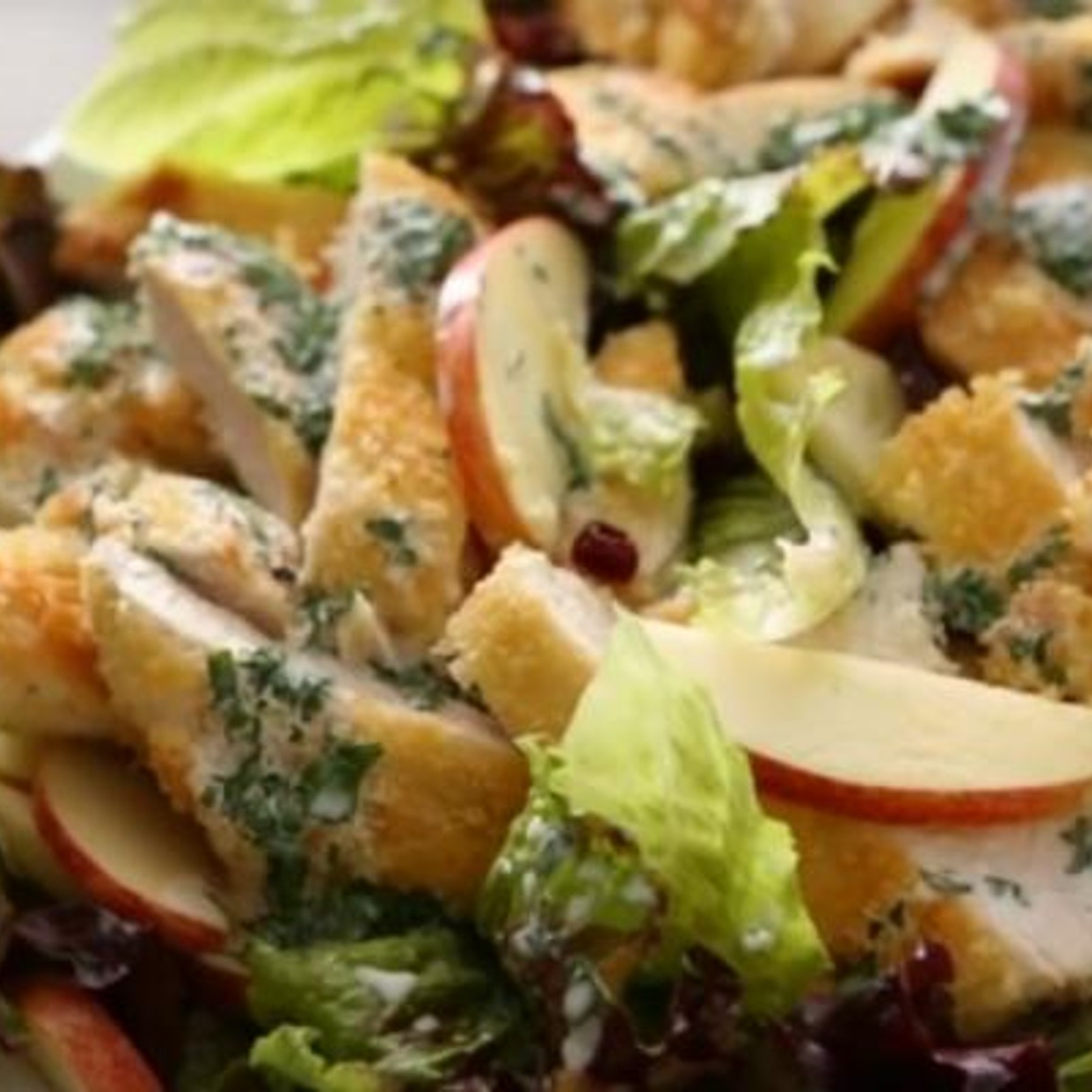 Salade de pommes et de poulet croustillant...Vinaigrette maison