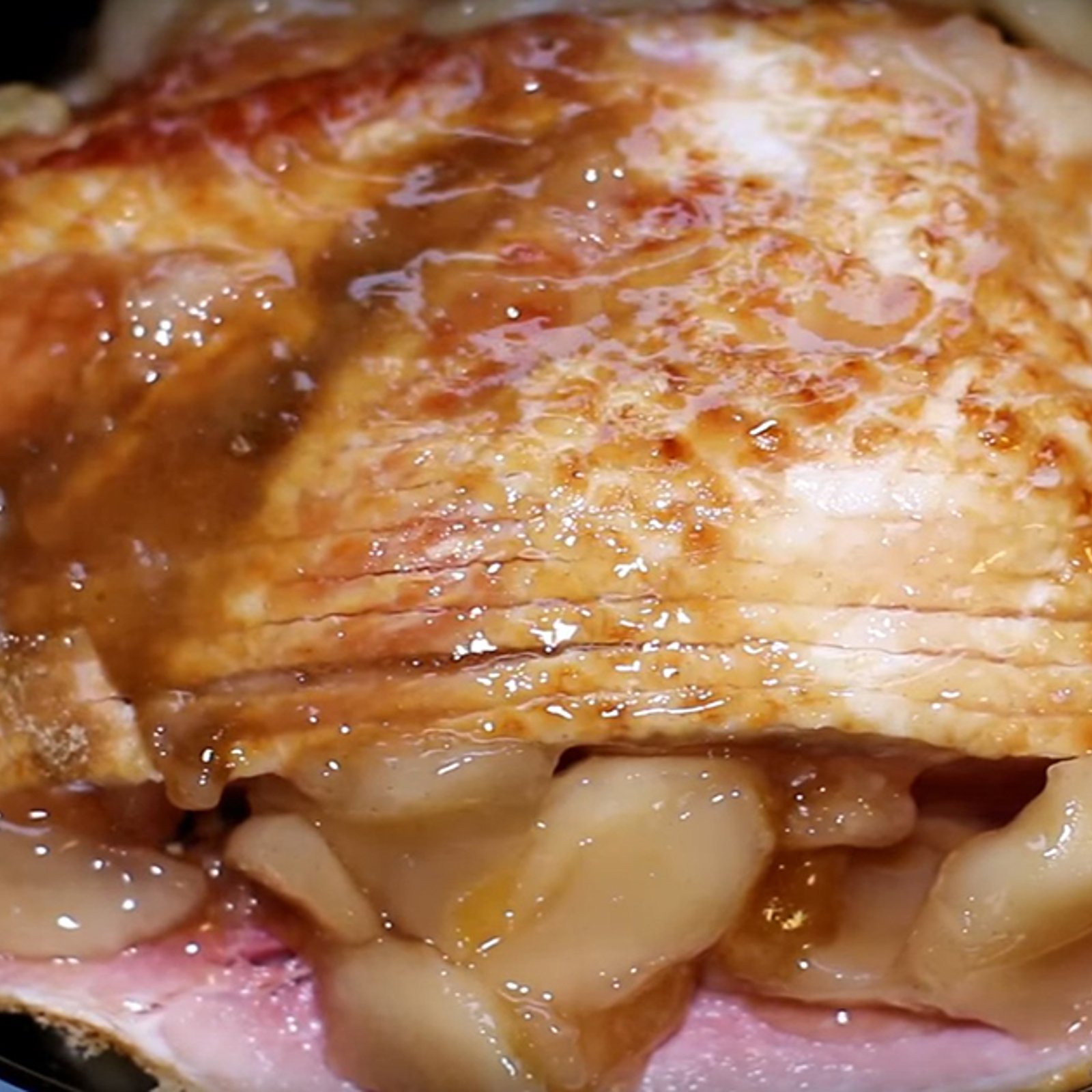 Cette garniture aux pommes qu'elle ajoute sur son jambon lui promet un souper sensationnel!