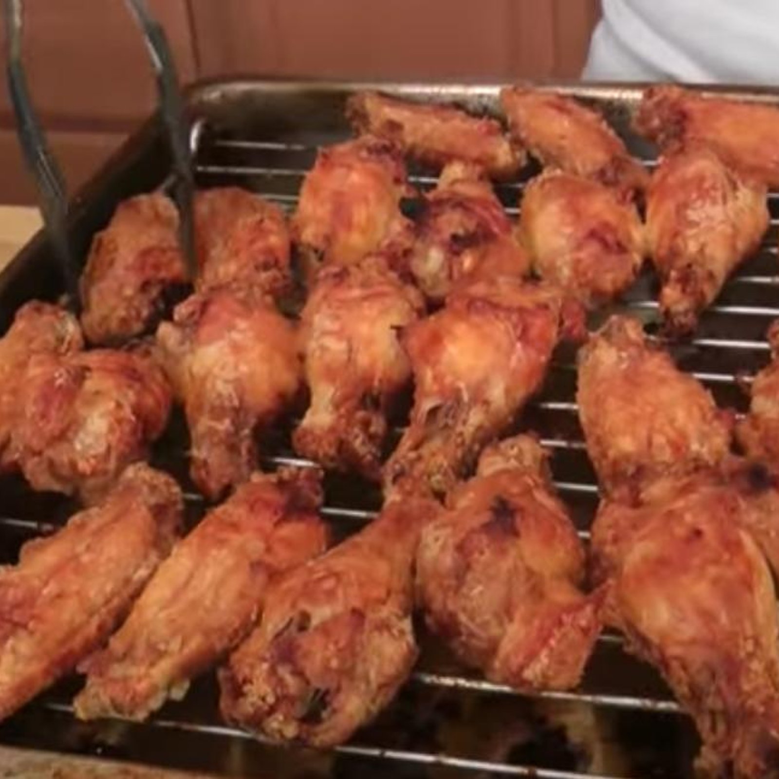 Des ailes de poulet extra croustillantes sans friture, on adore! 