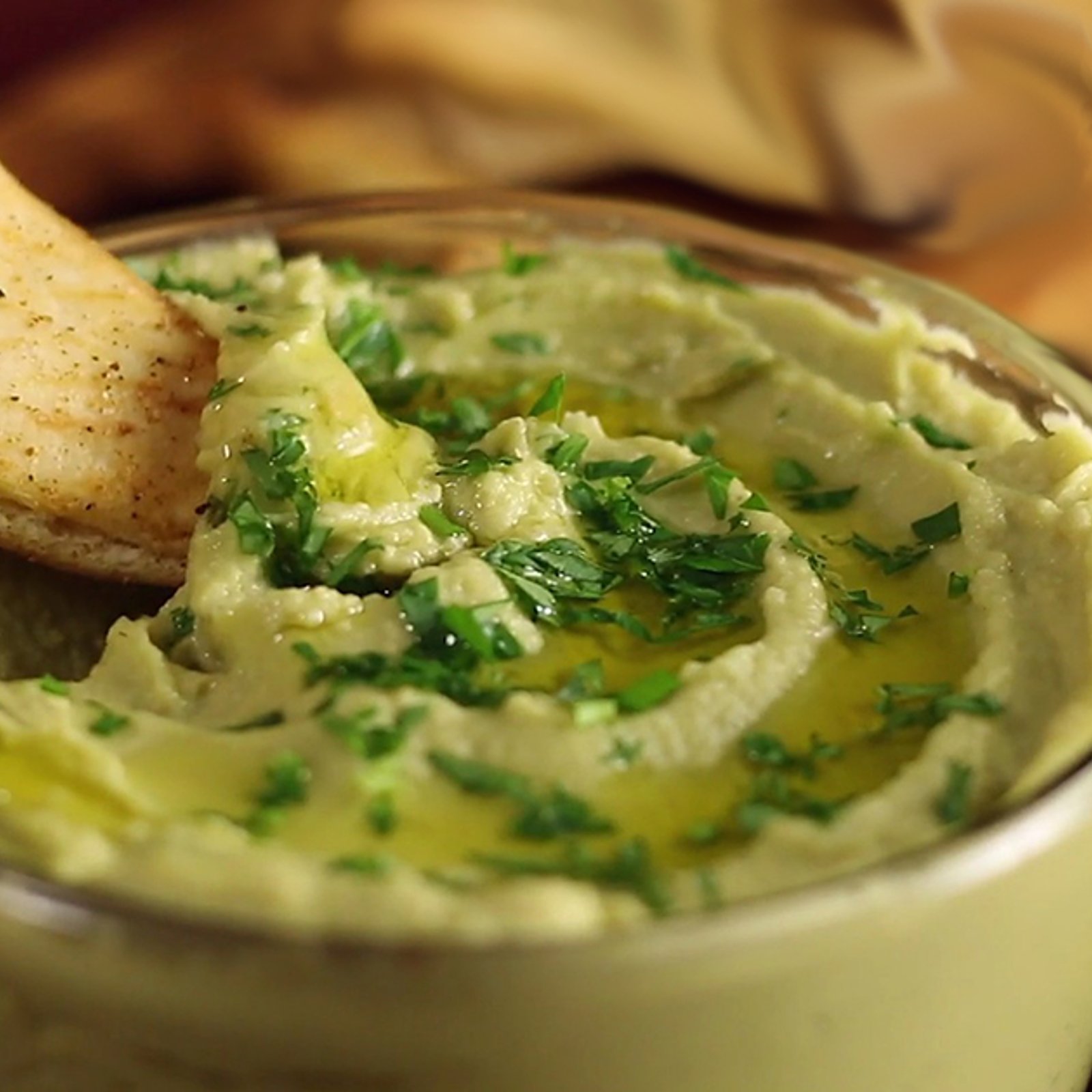 Trempette à l'avocat et pitas grillés... Placer la barre haute dès l'arrivée de vos invités!