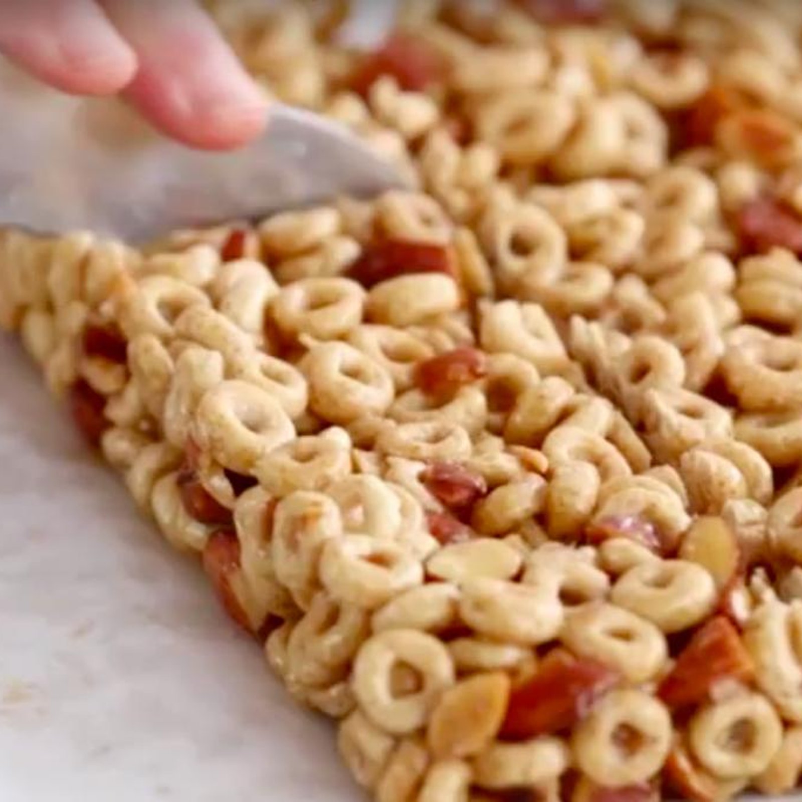 Des barres de noix au Cheerios préparées en un rien de temps! Appréciées par petits et grands...