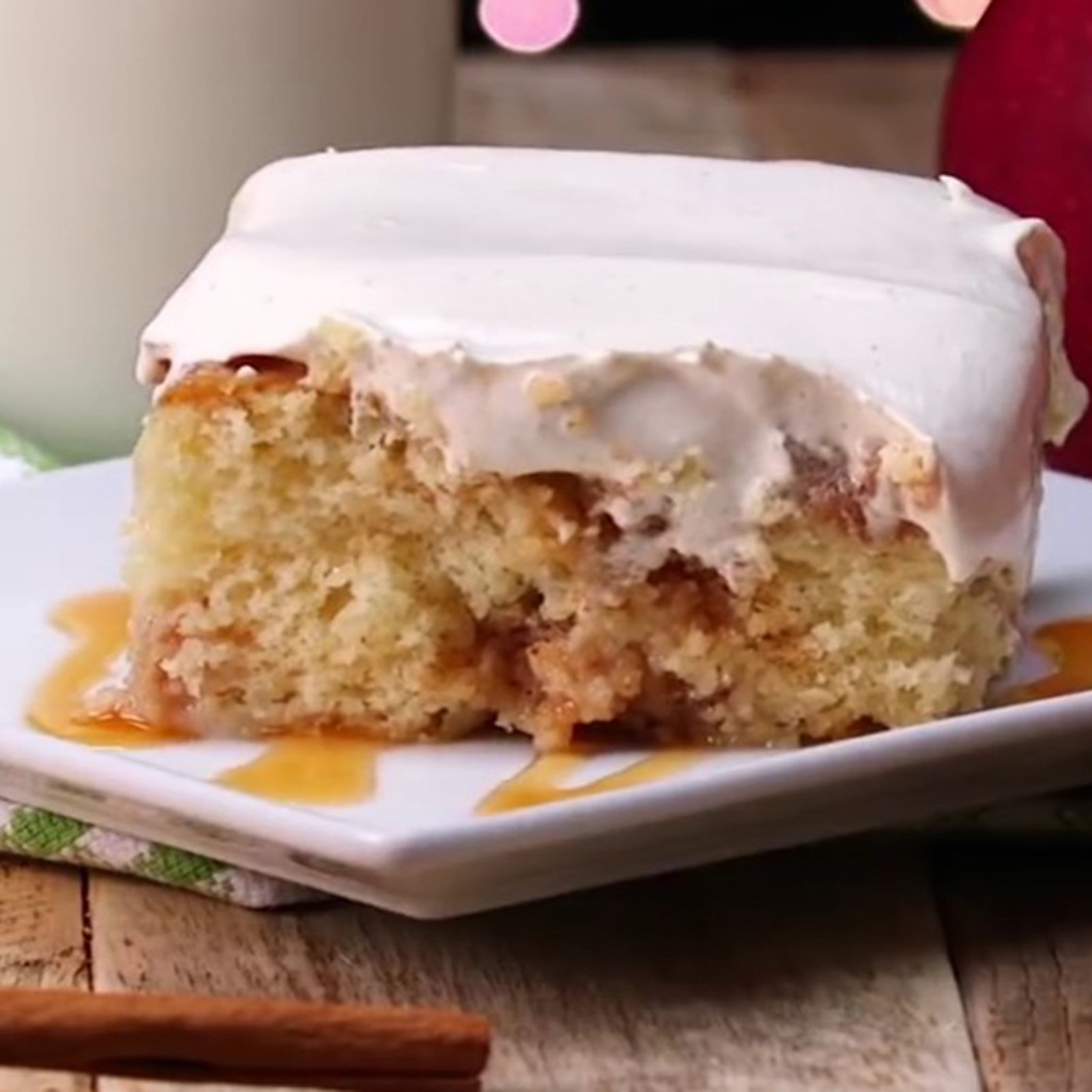 Un bon p'tit dessert de semaine... Le gâteau troué aux pommes, un incontournable!