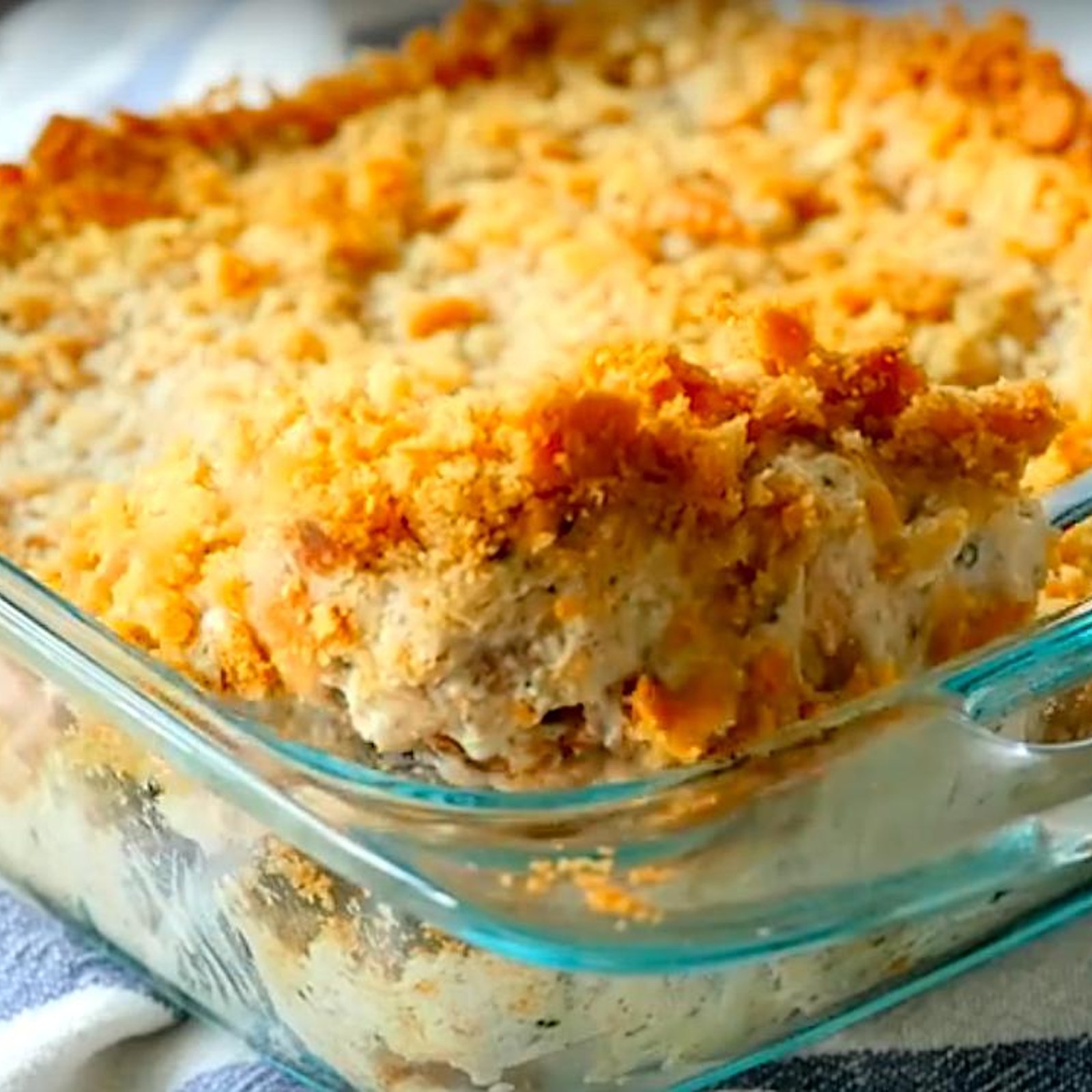 Casserole crémeuse de poulet et sa CHAPELURE de biscuits RITZ... Trop beau et trop bon!!!