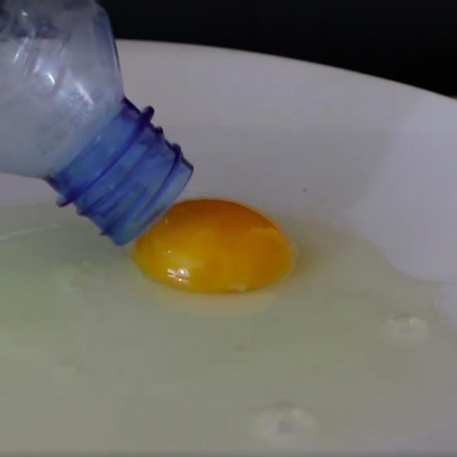 Séparer le jaune d'oeuf du blanc sans le briser avec une BOUTEILLE... Original!