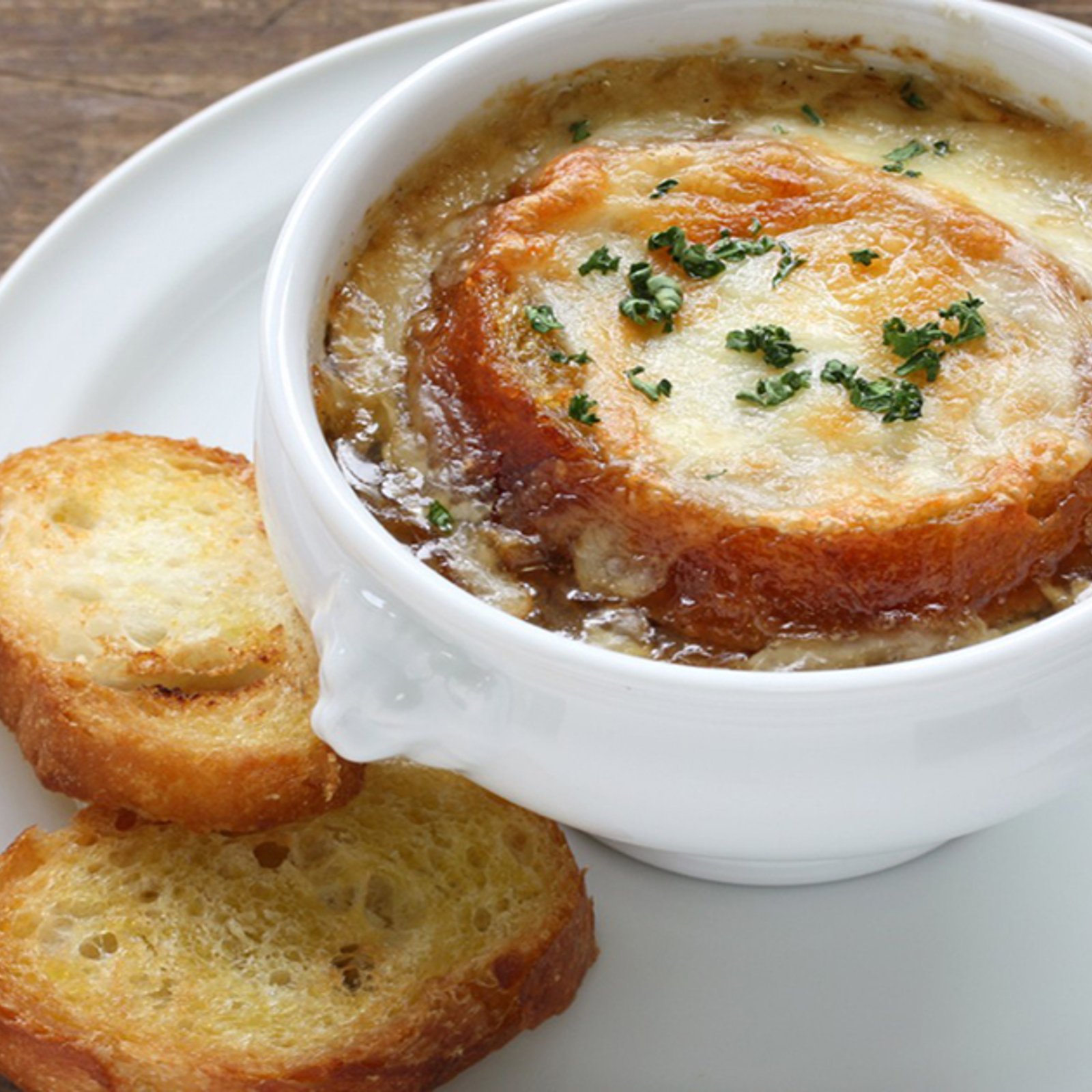 Réconfortante et DÉLICIEUSE, cette soupe à l'oignon gratinée vous PLAIRA c'est certain