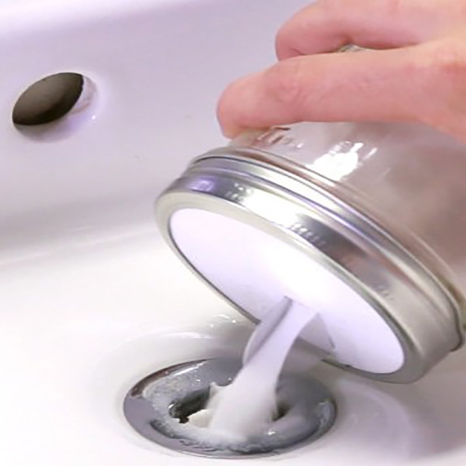 Plus JAMAIS de problème de drains bouchés! Le DRAIN-O maison, c'est la solution!