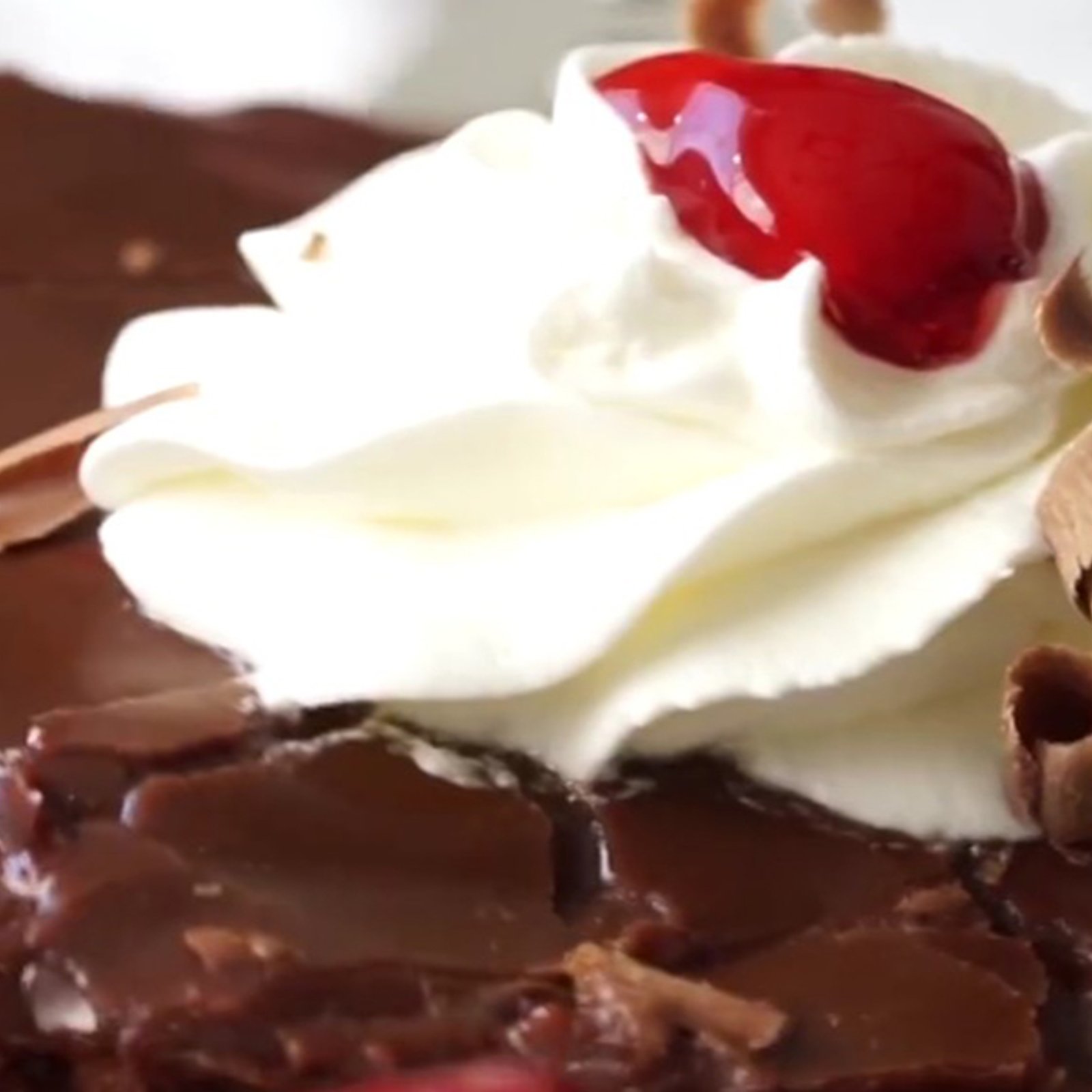 Simple, bon et rapide! Le gâteau forêt noire INRATABLE et parfait pour les gourmands affamés!