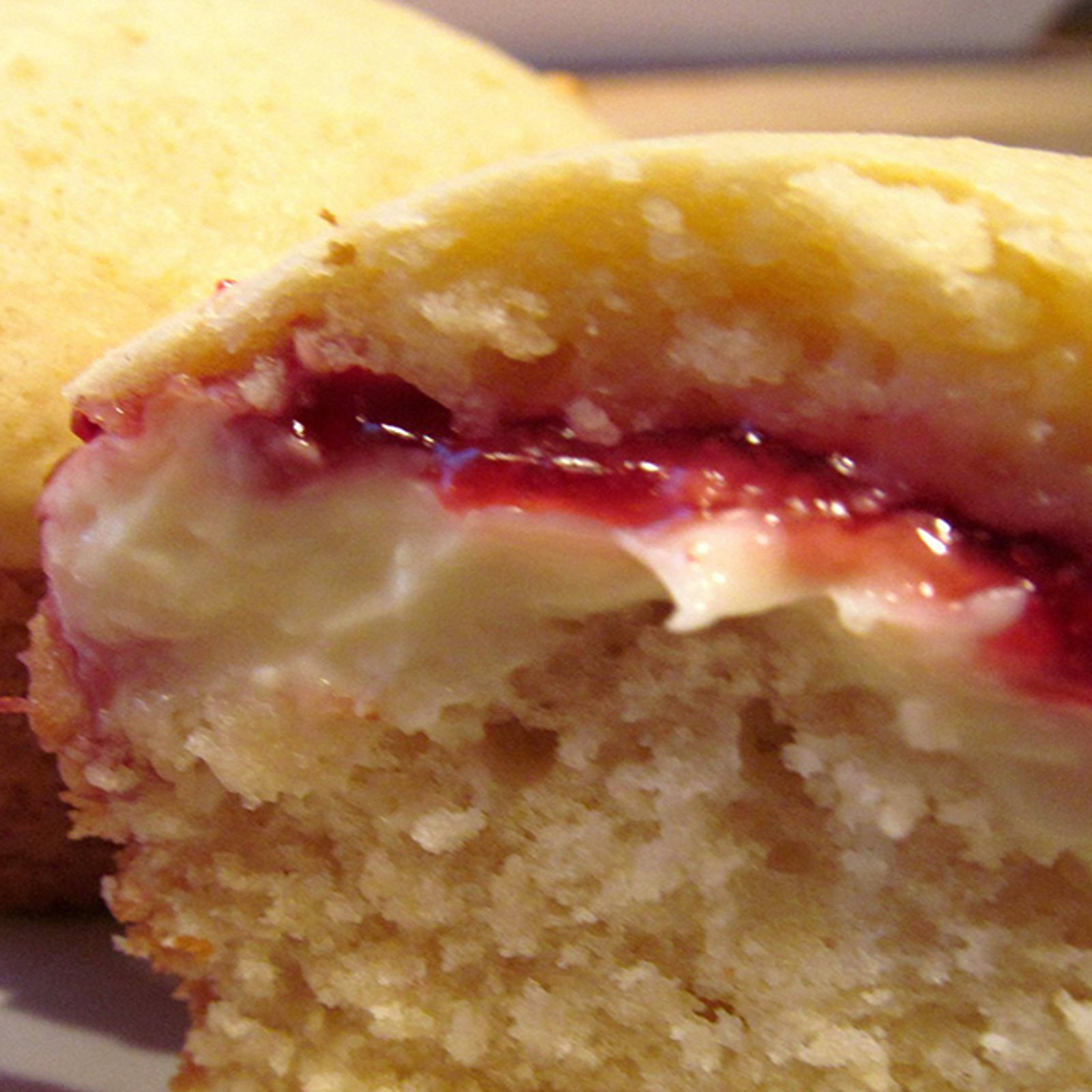 Laissez-vous charmer par ce muffin au fromage et à la confiture de framboise!