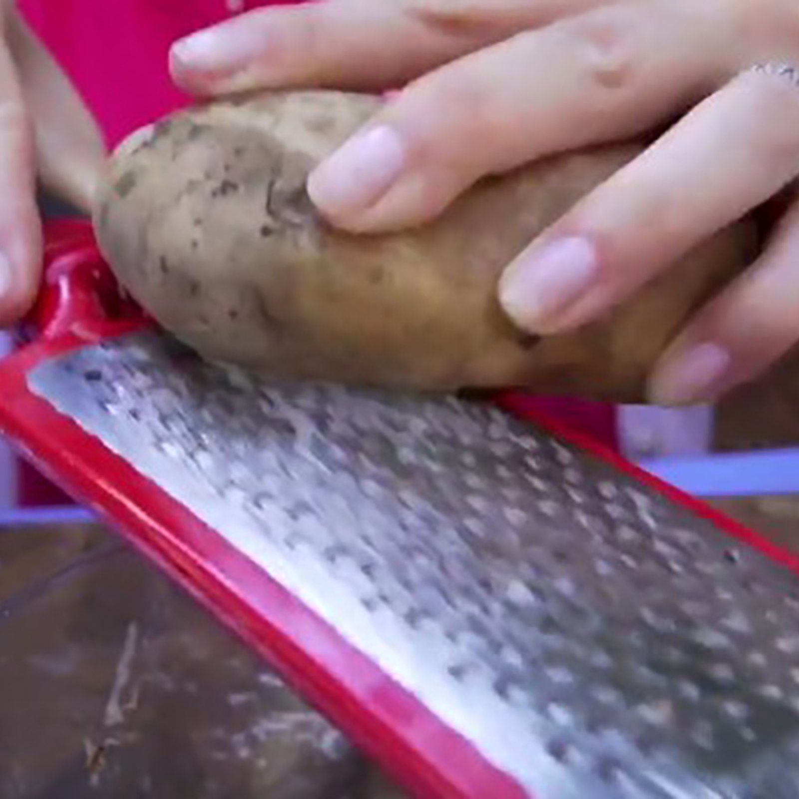 Elle frotte une pomme de terre sur sa râpe à fromage, mais ce n'est pas pour la raison que vous croyez