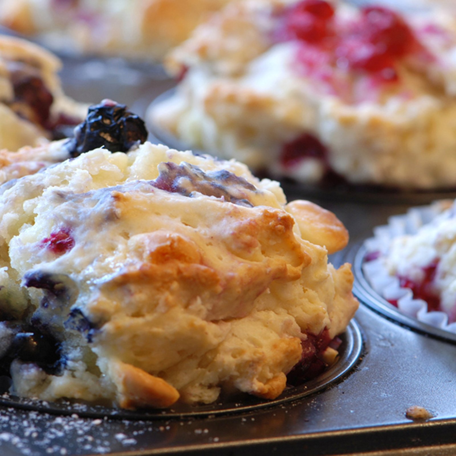 Ces muffins aux bleuets, framboises et yogourt sont uniques et hyper moelleux! 