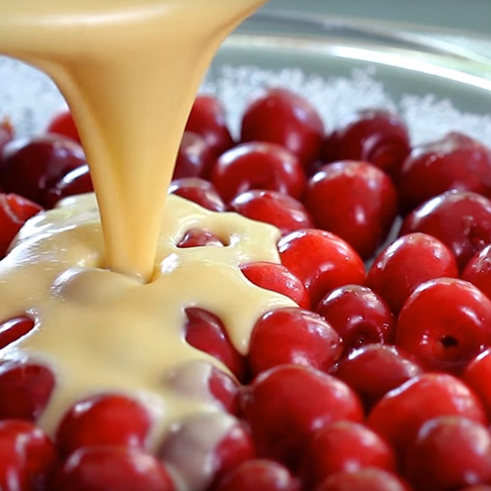 Elle ajoute des cerises dans son plat... La suite vous mettra l'eau à la bouche!