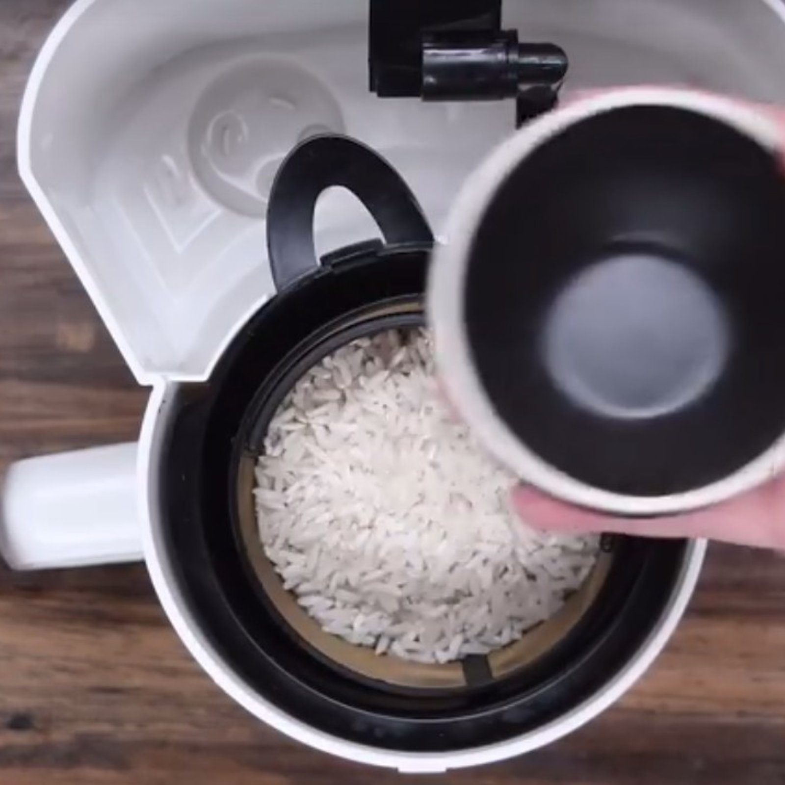 Cette femme a mis du riz dans sa cafetière, attendez de voir le résultat final, je suis sans mots