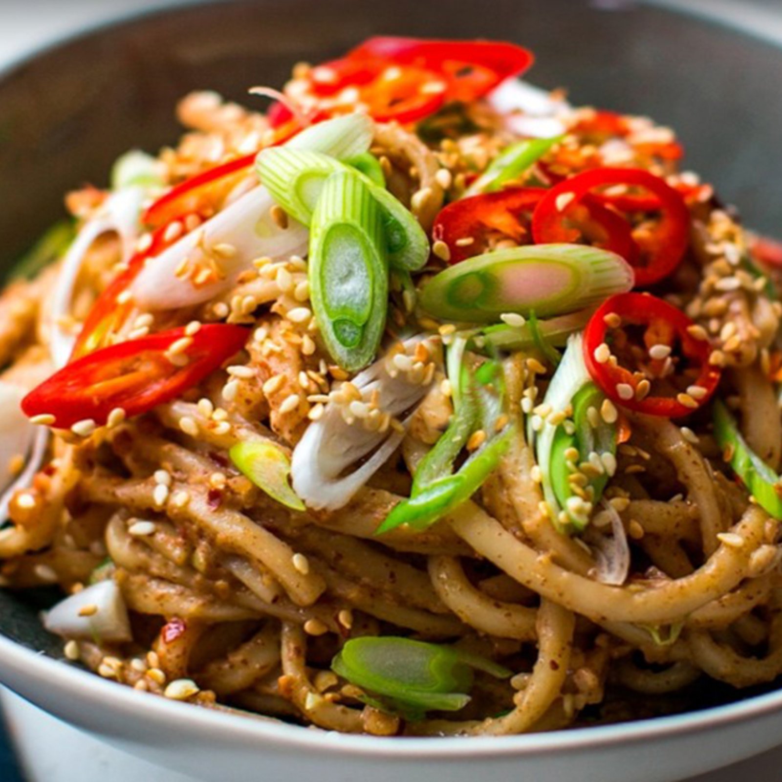 Passez en mode asiatique! Un sauté aux arachides que tout le monde adore, prêt en 15 minutes seulement!