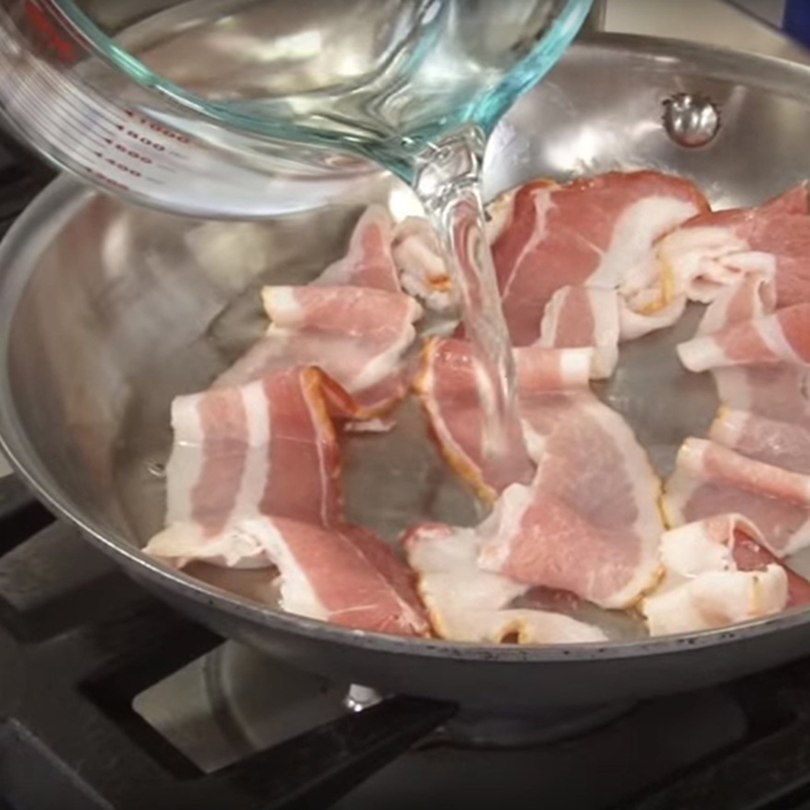 Bizarre peut-être.... mais sa façon de cuire le bacon est de loin la meilleure! 