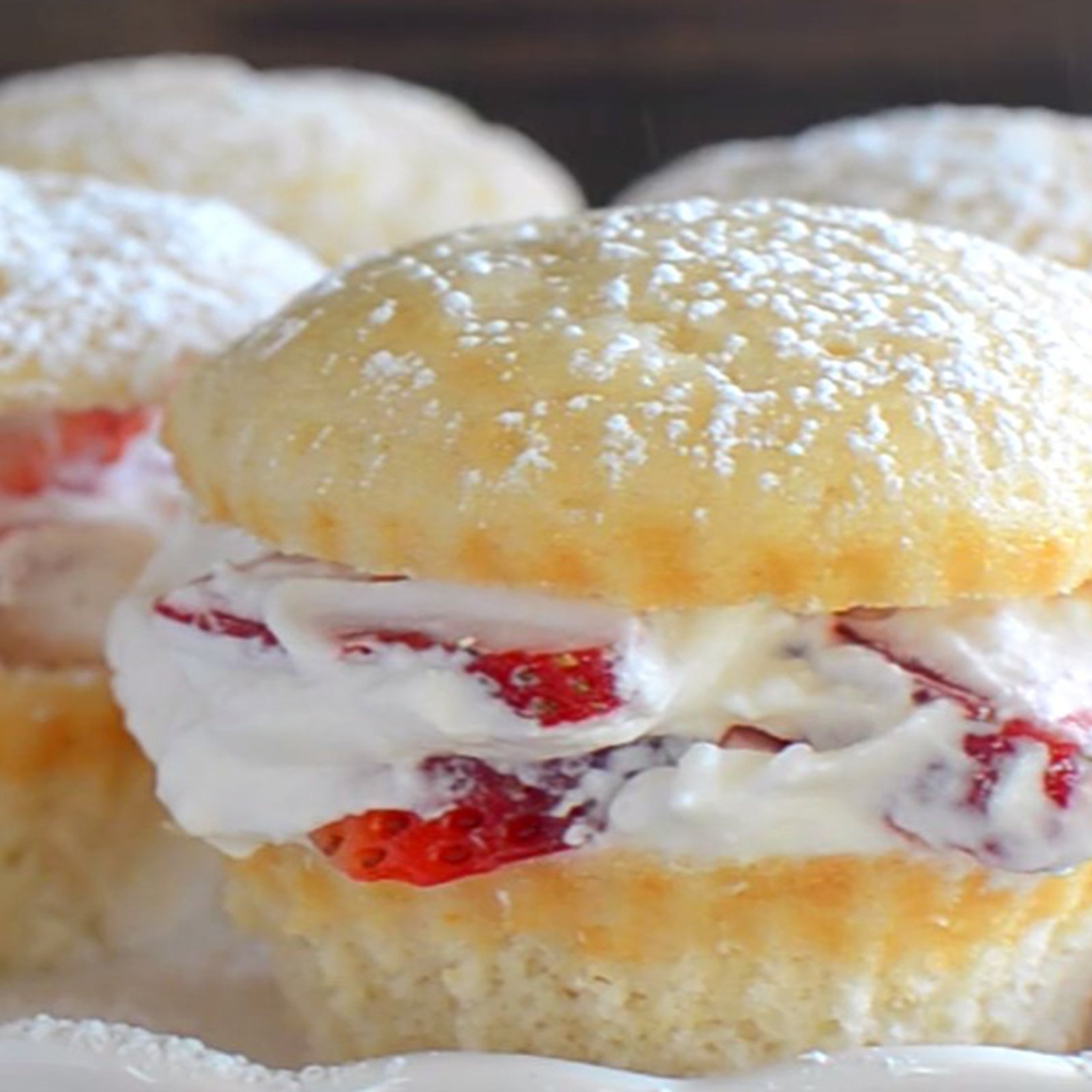 Un p'tit cupcake fraise et crème qui ne demeurera pas longtemps sur la table!