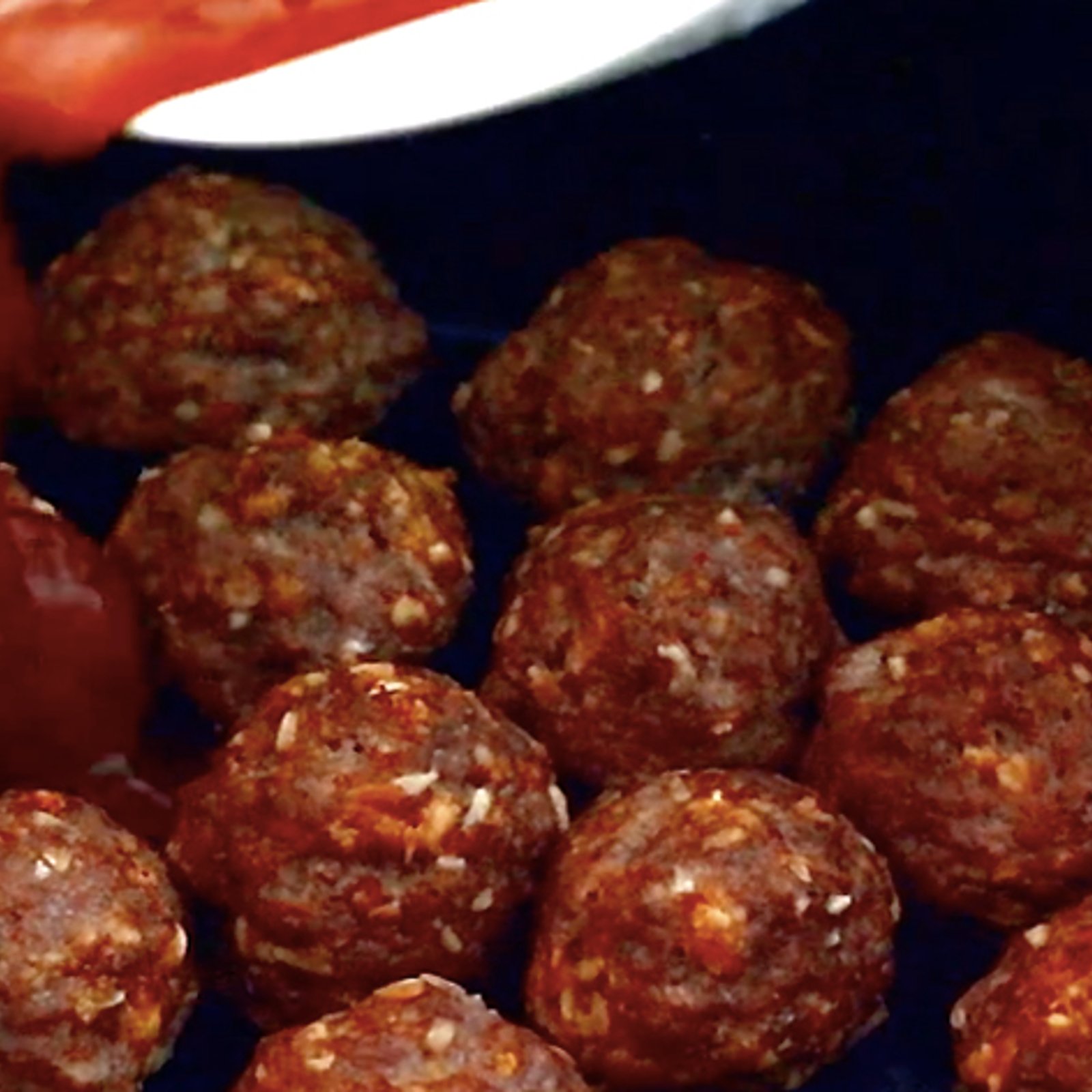 Ces boulettes de bœuf sont bonnes, mais en versant la sauce, c’est une autre histoire !