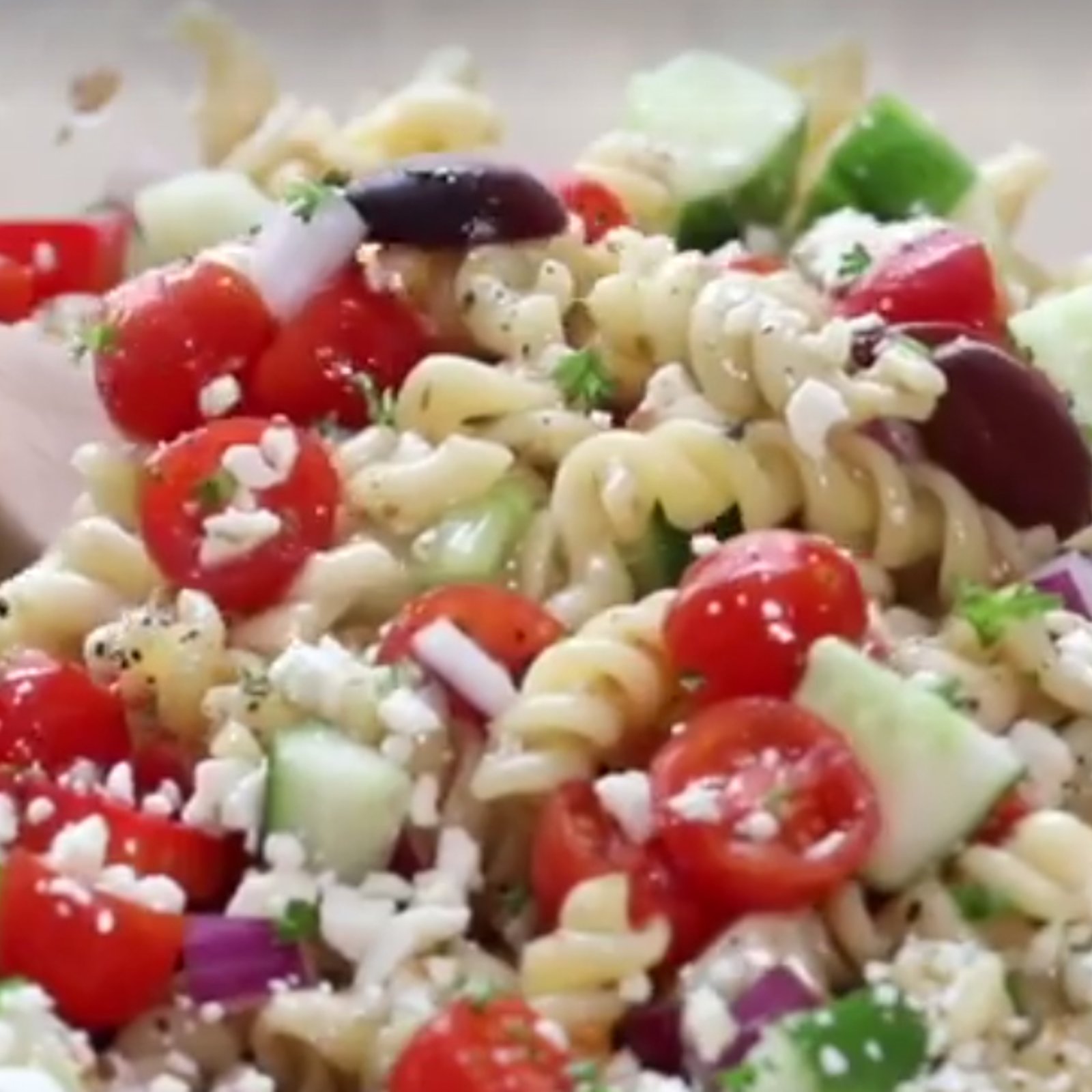 La meilleure recette d’inspiration méditerranéenne, la salade de pâtes à la grecque!