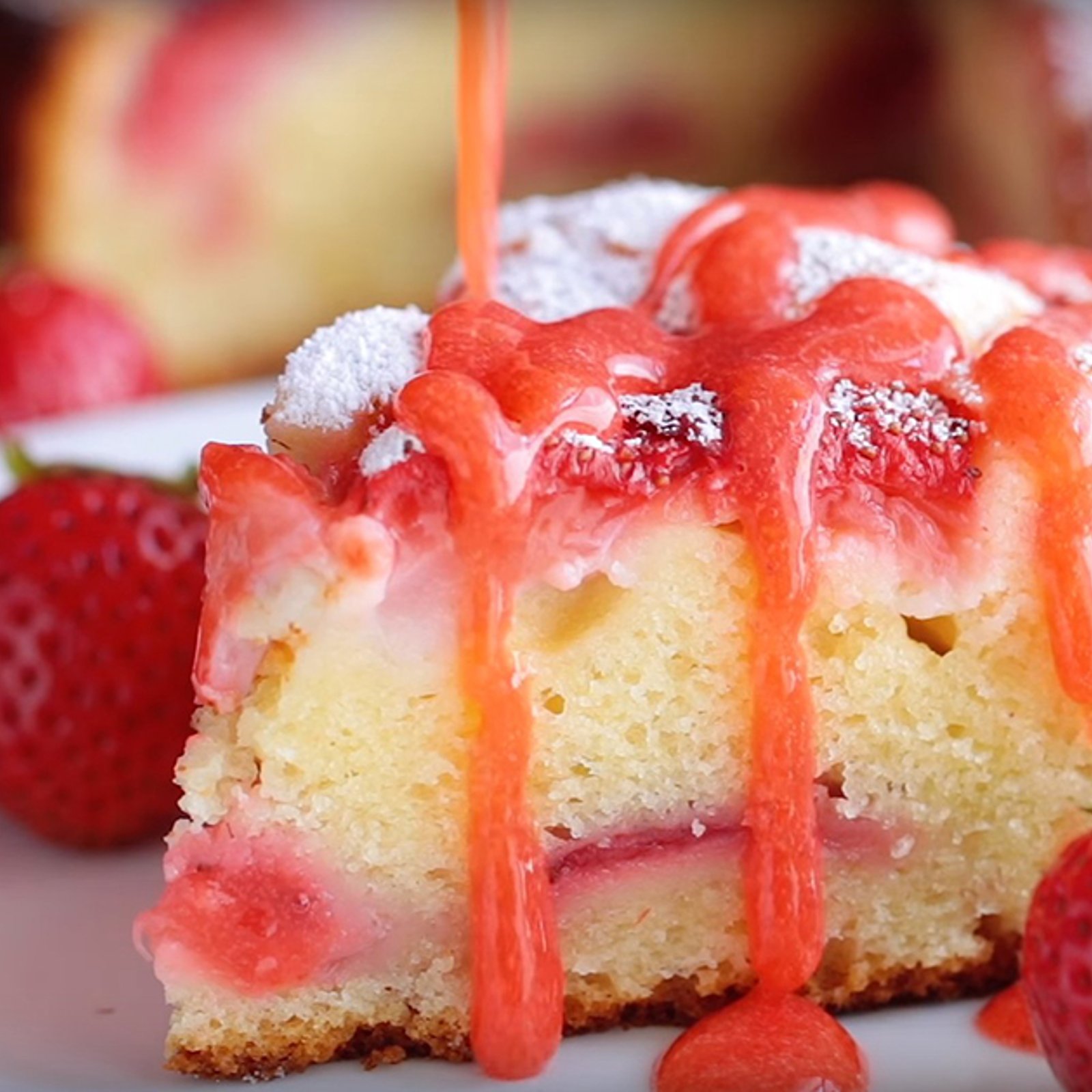 Délicieux gâteau aux fraises et à la crème sure nappé d'un délicieux coulis maison