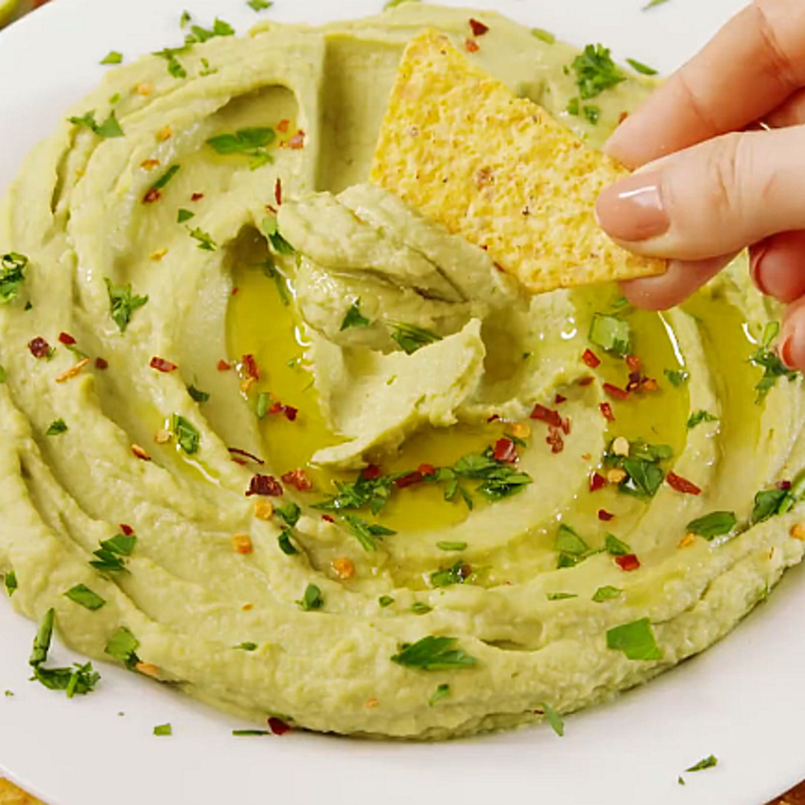 La meilleure recette d'hummus aux pois chiche et à l'avocat 