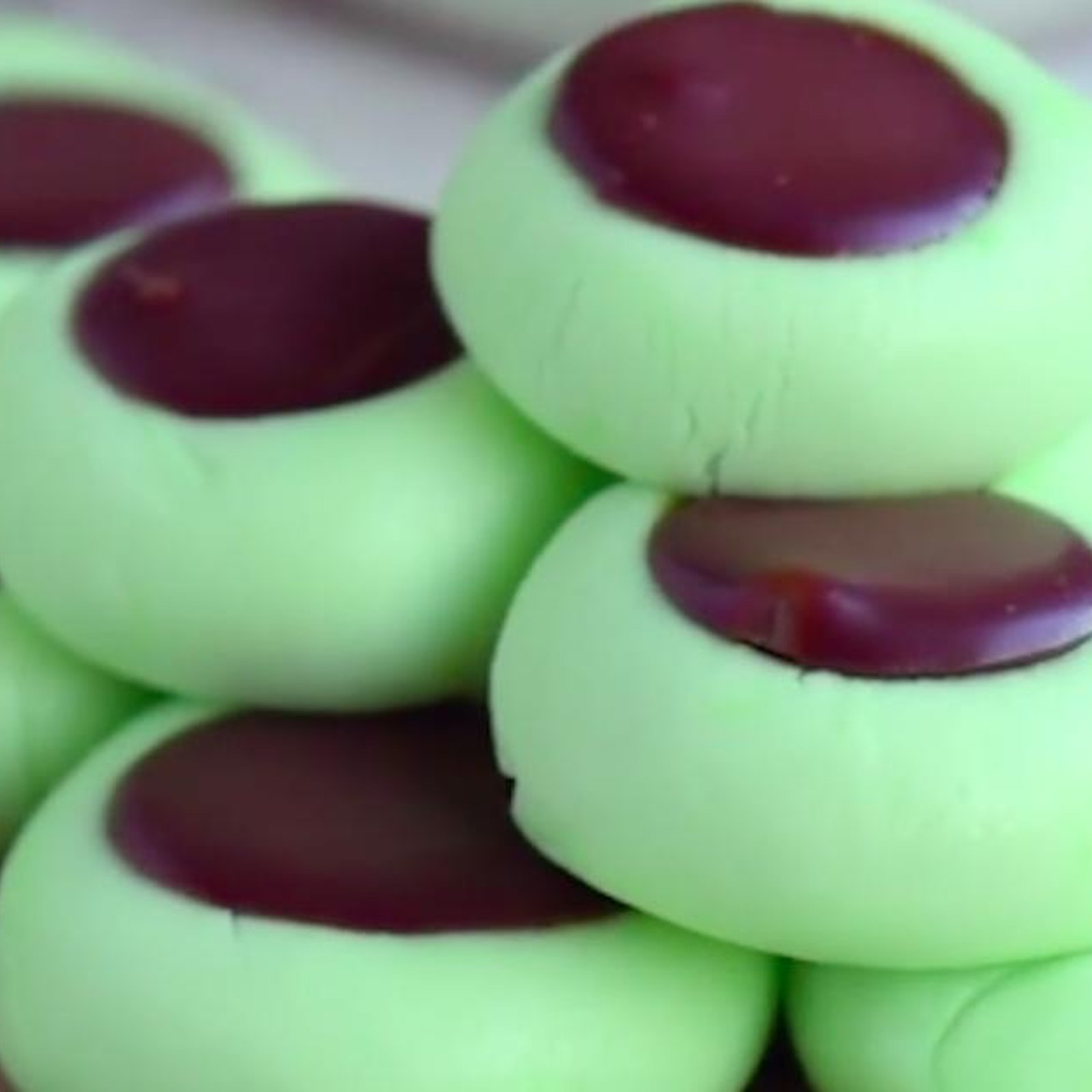 Pour les Fêtes, ces boutons de fromage à la crème choco-menthe sont tout simplement parfaits!