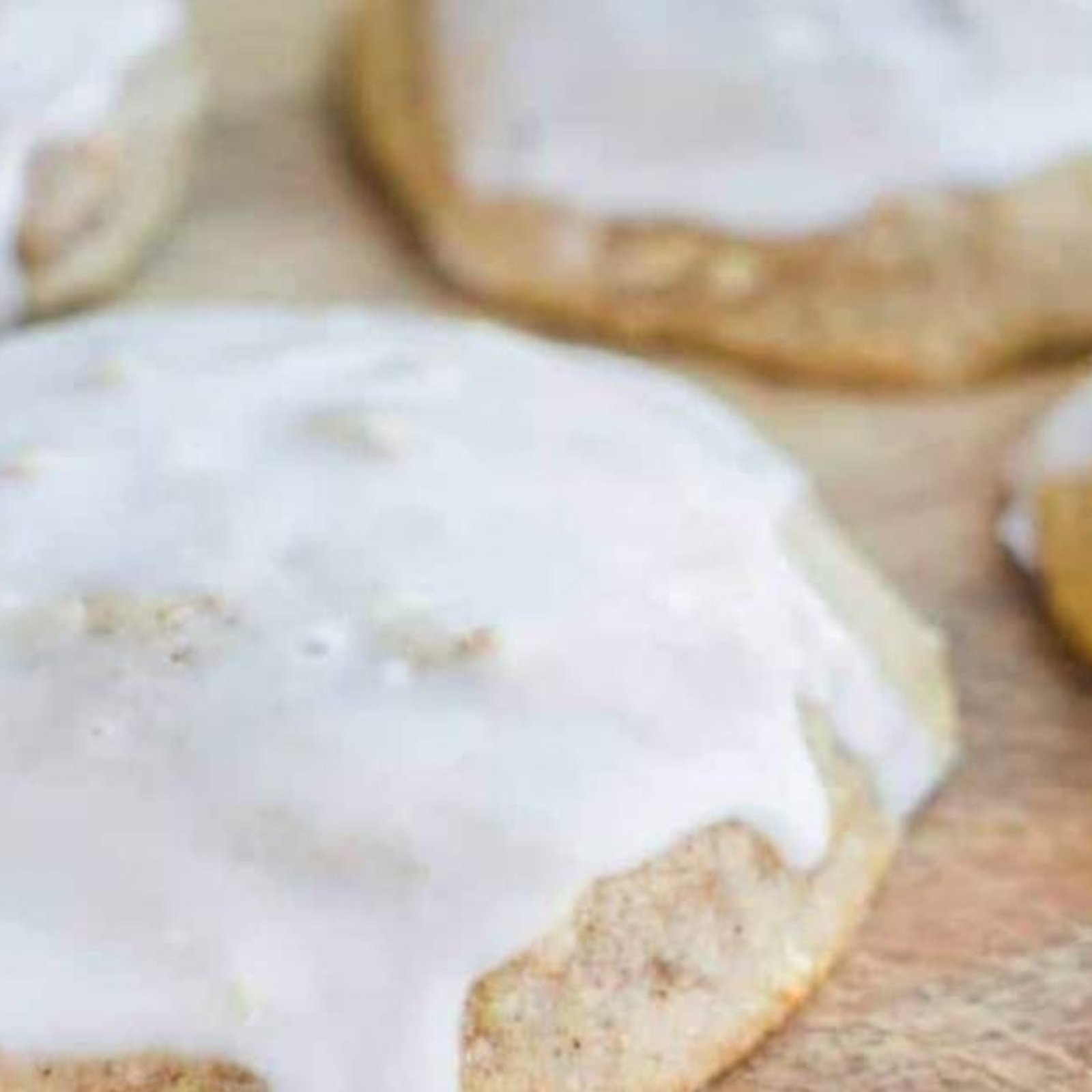 On essaie une nouvelle douceur: des biscuits au concombre avec glaçage sucré!