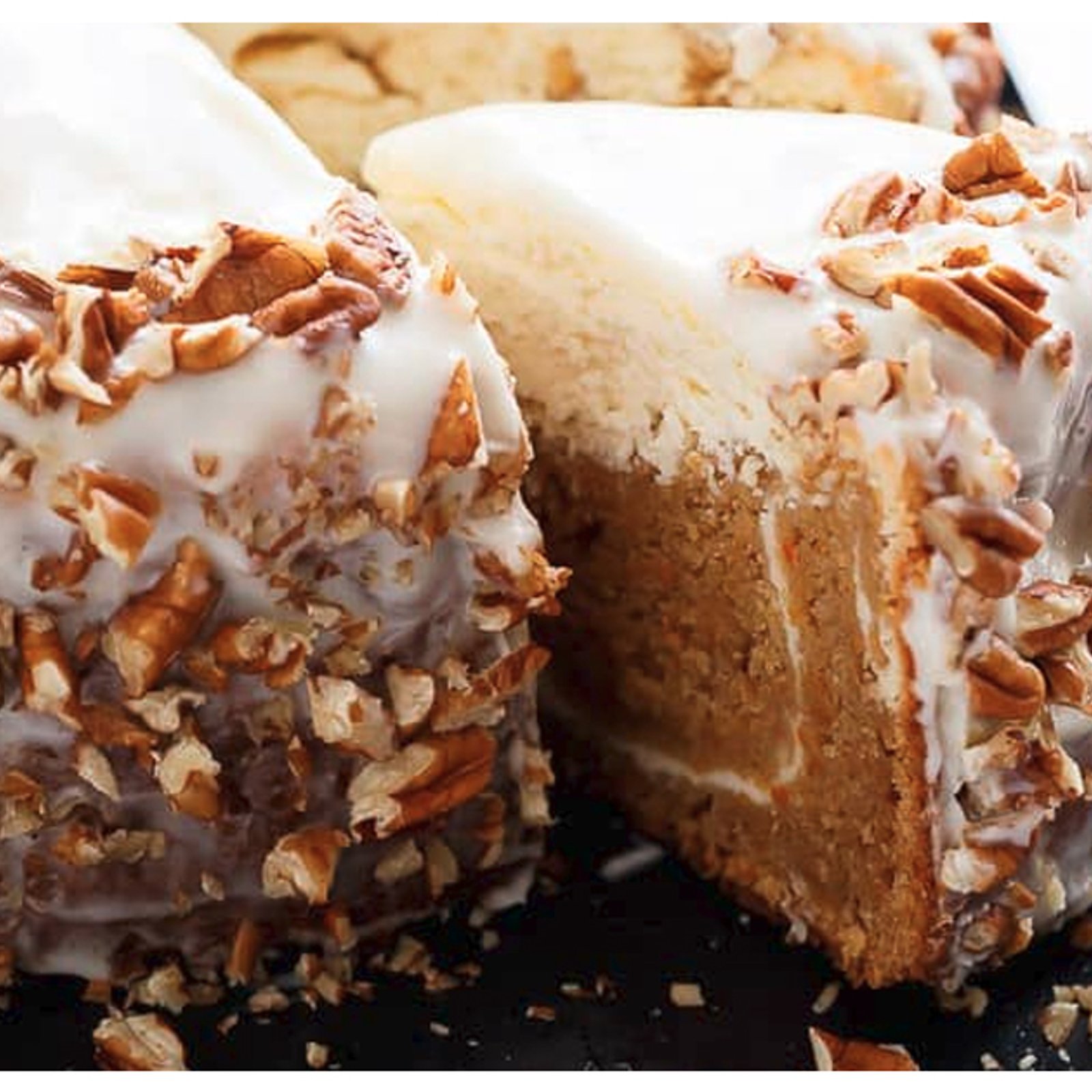 Gâteau aux carottes et tourbillons de fromage... Un gâteau moelleux,  super-humide et recouvert d'un glaçage crémeux!