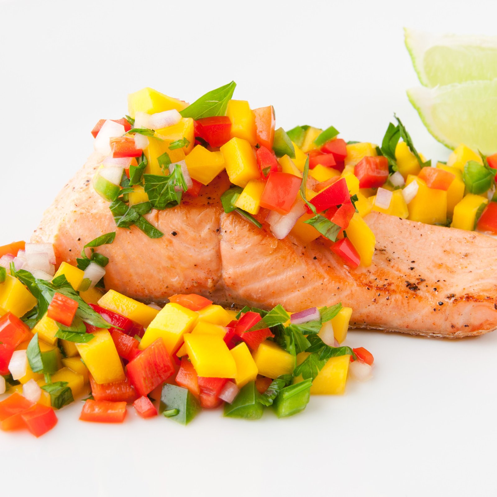 Saumon grillé à la lime avec salsa avocat-mangue : tendre, appétissant et santé