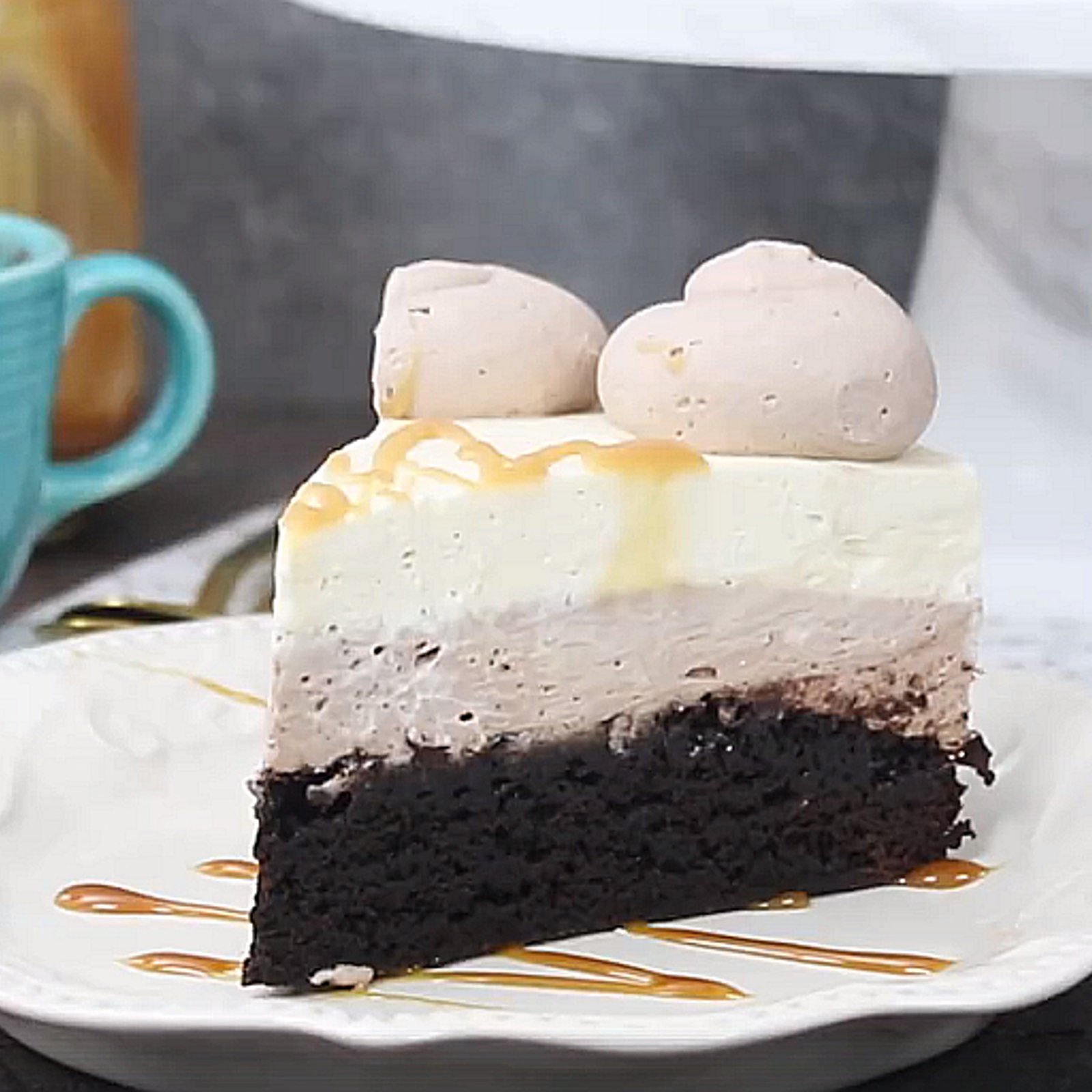 Gâteau étagé brownies, crème fouettée au caramel et mousse au chocolat chaud