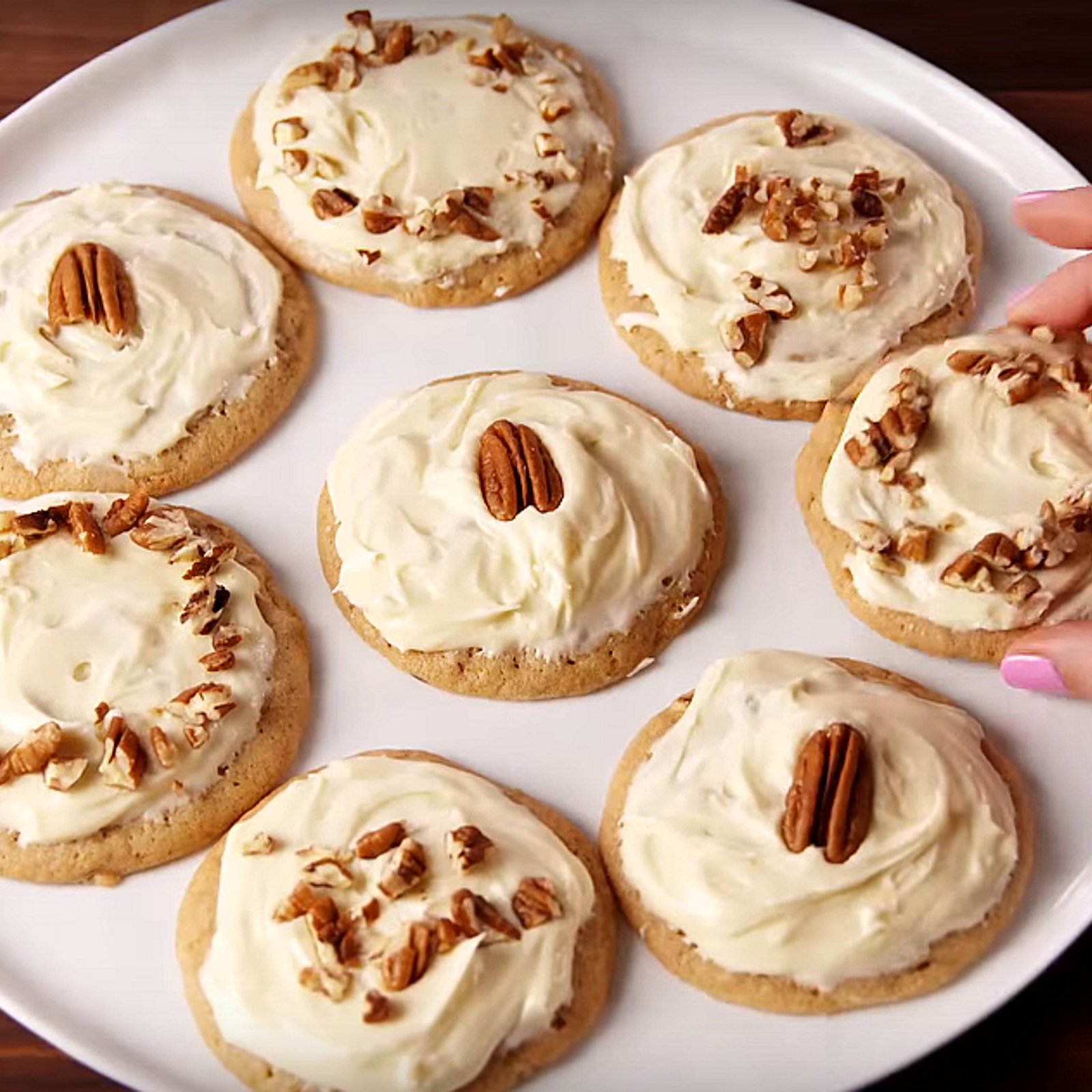 Biscuits aux pacanes avec glaçage à l'érable onctueux