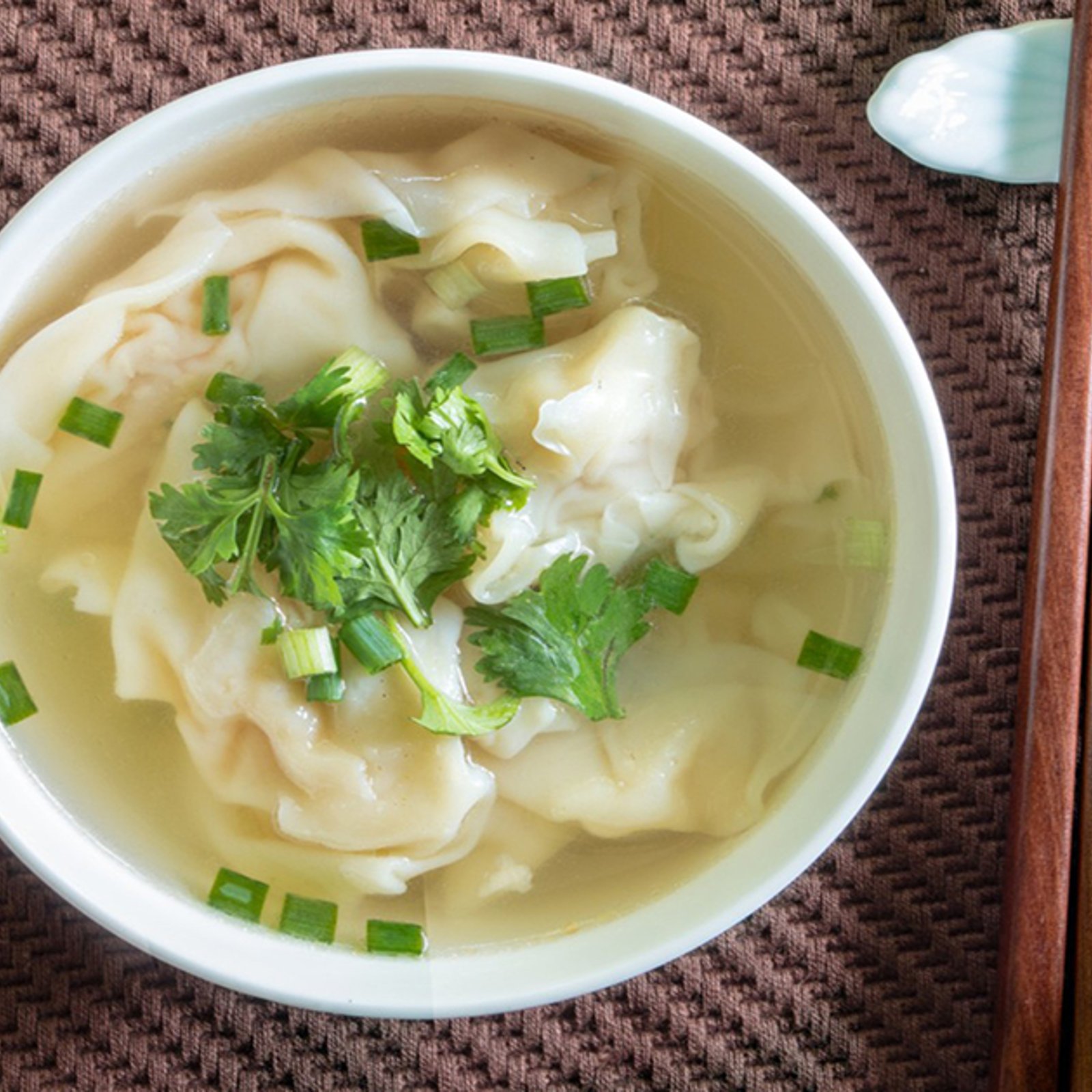 Une soupe wonton meilleure qu'au resto réalisée seulement en 5 minutes 