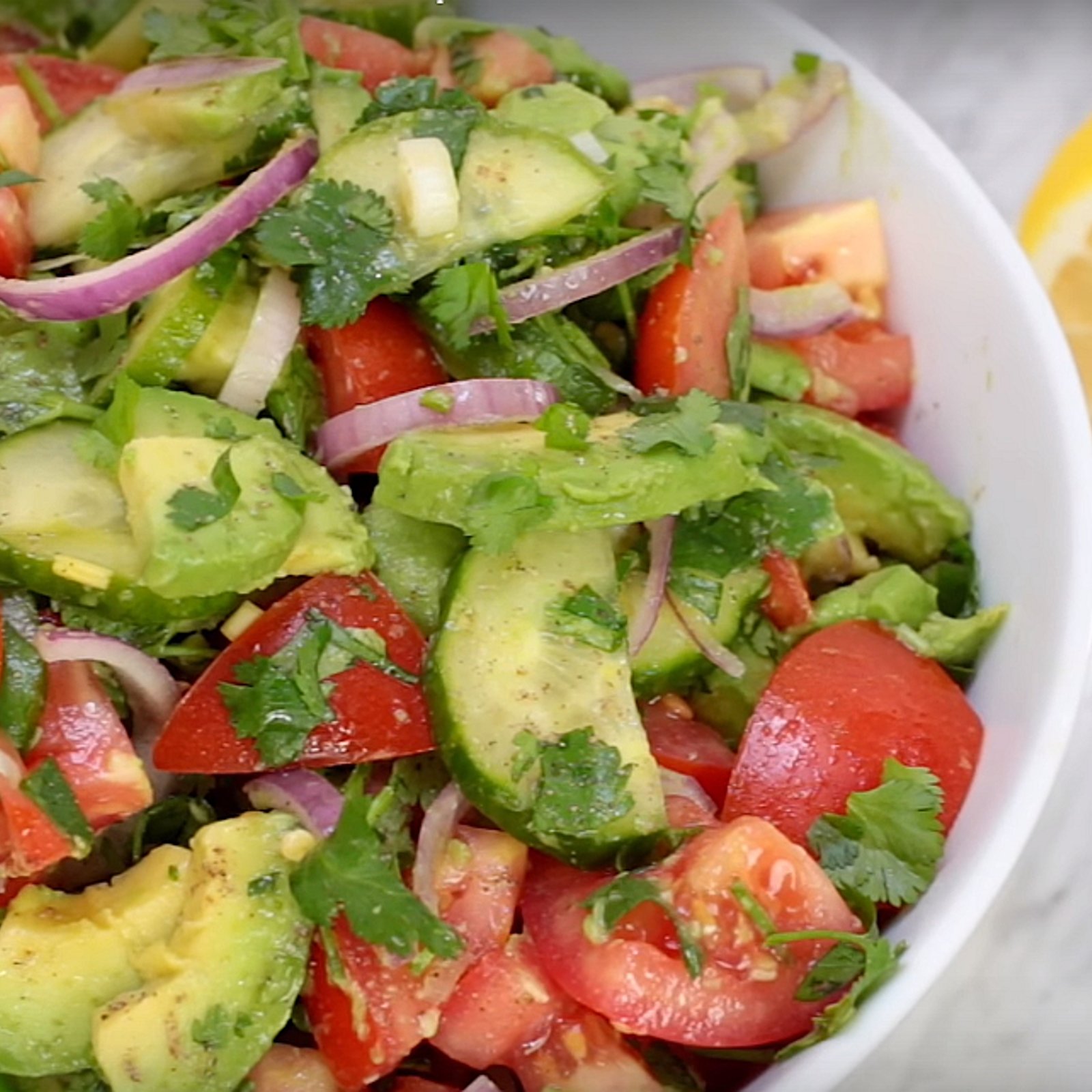 Salade et rapide, cette salade d'avocats, concombres et tomates plaira à tous!