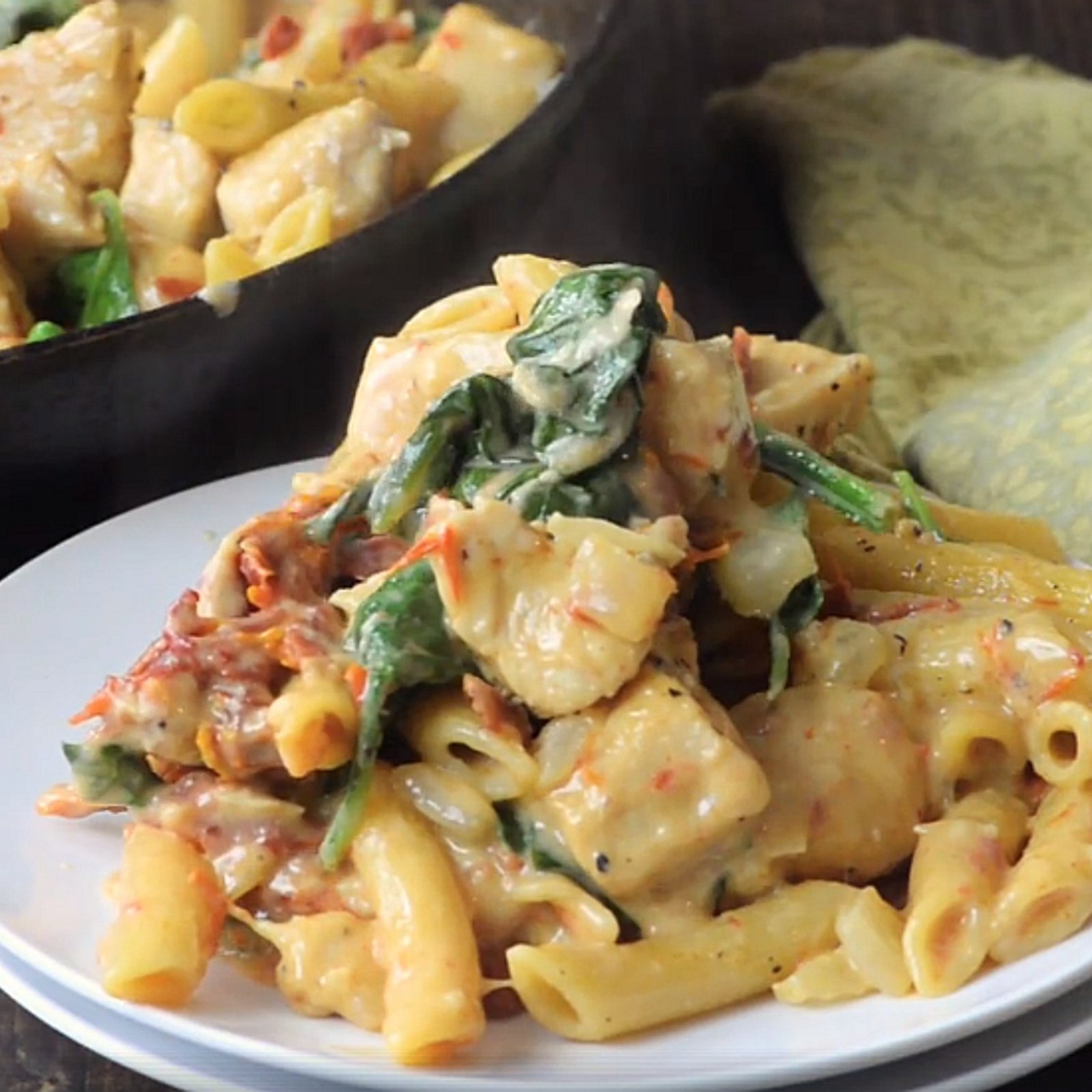 Cuisinez ces pâtes au poulet à la florentine dans une seule casserole