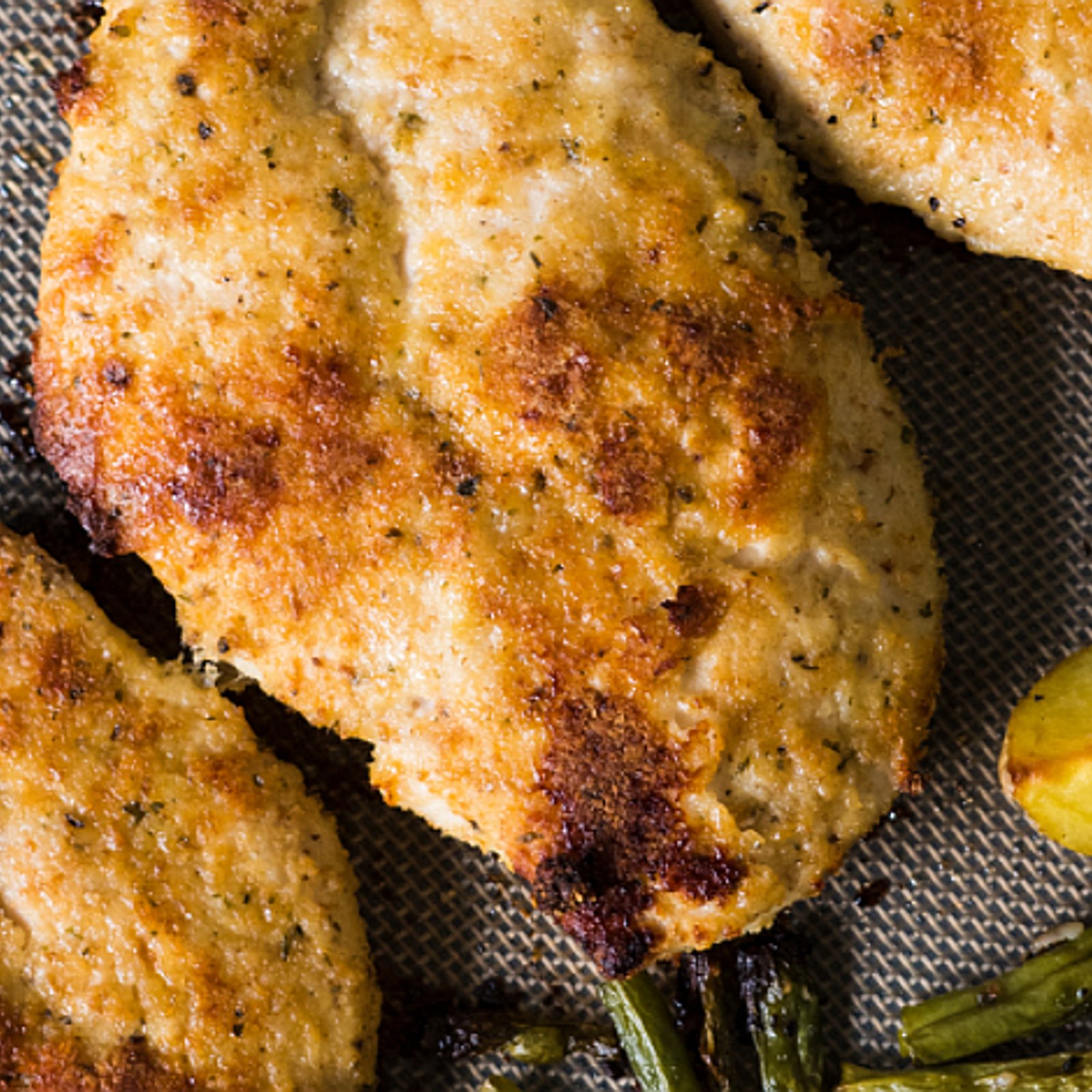 Poulet parmesan au four et légumes rôtis