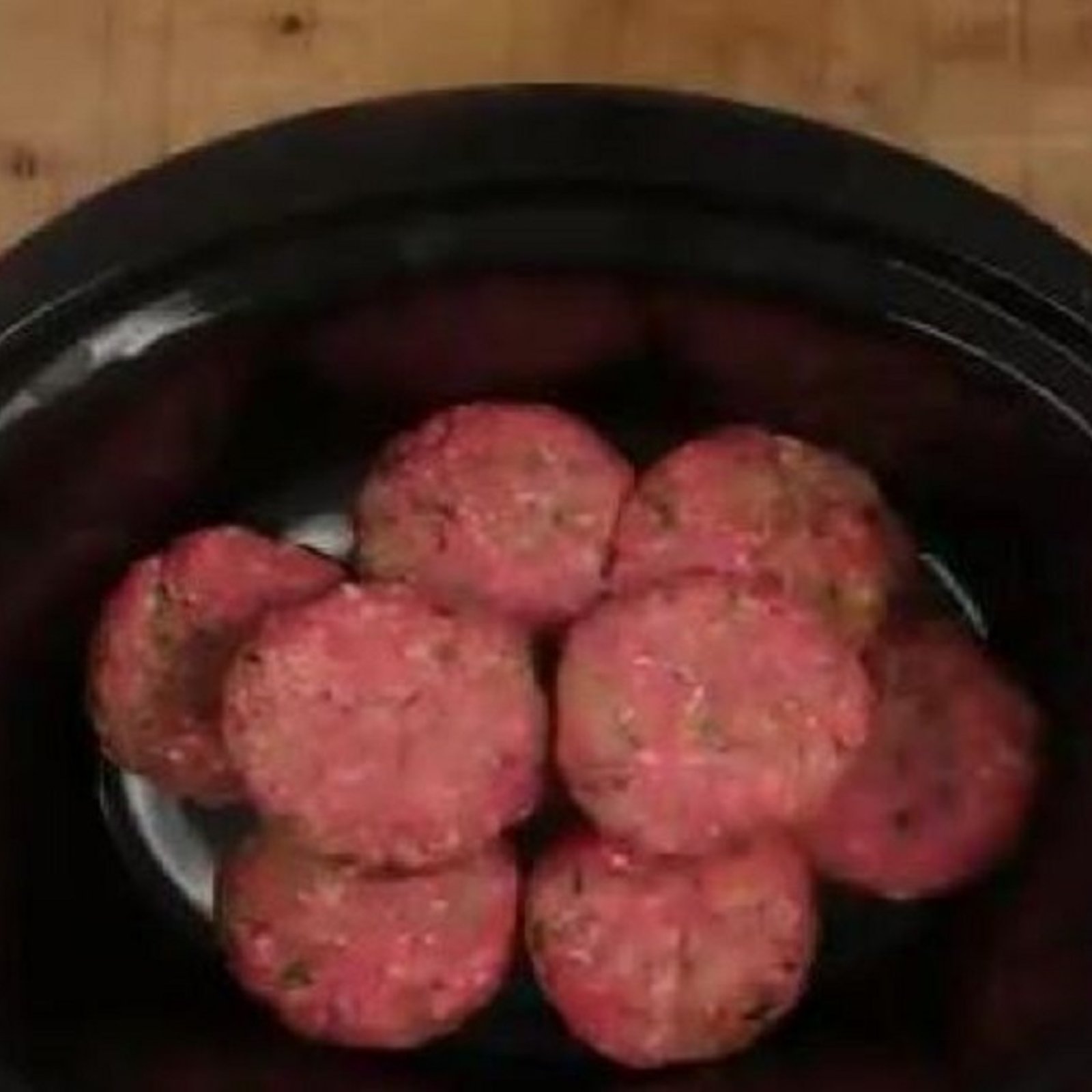 Il dépose des boulettes de viande dans sa mijoteuse et il crée le meilleur steak Salisbury