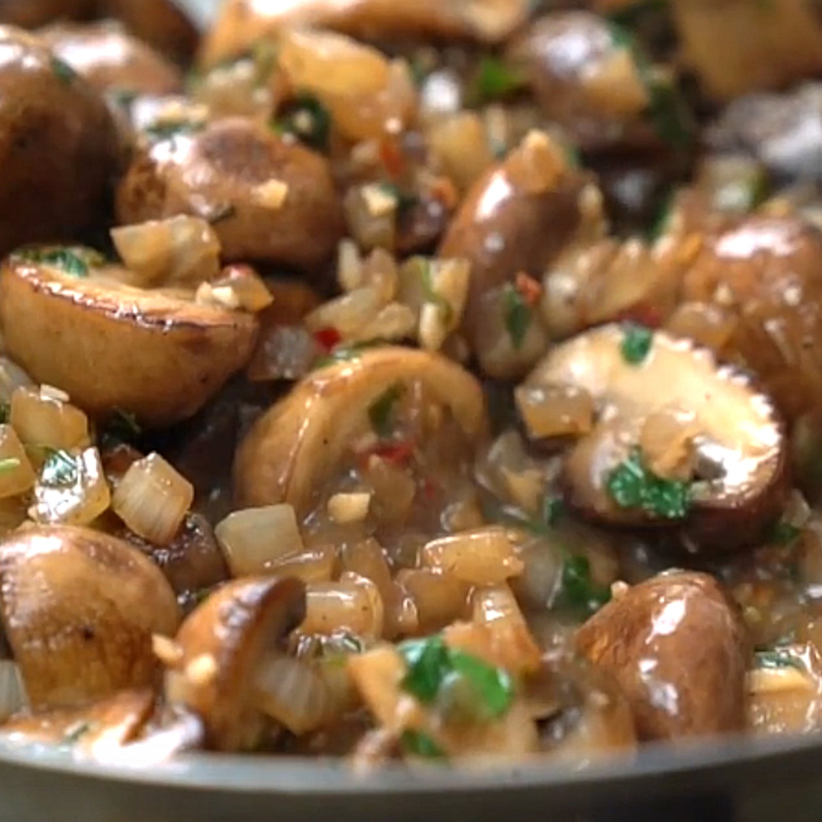 Champignons sautés dans une sauce au vin blanc