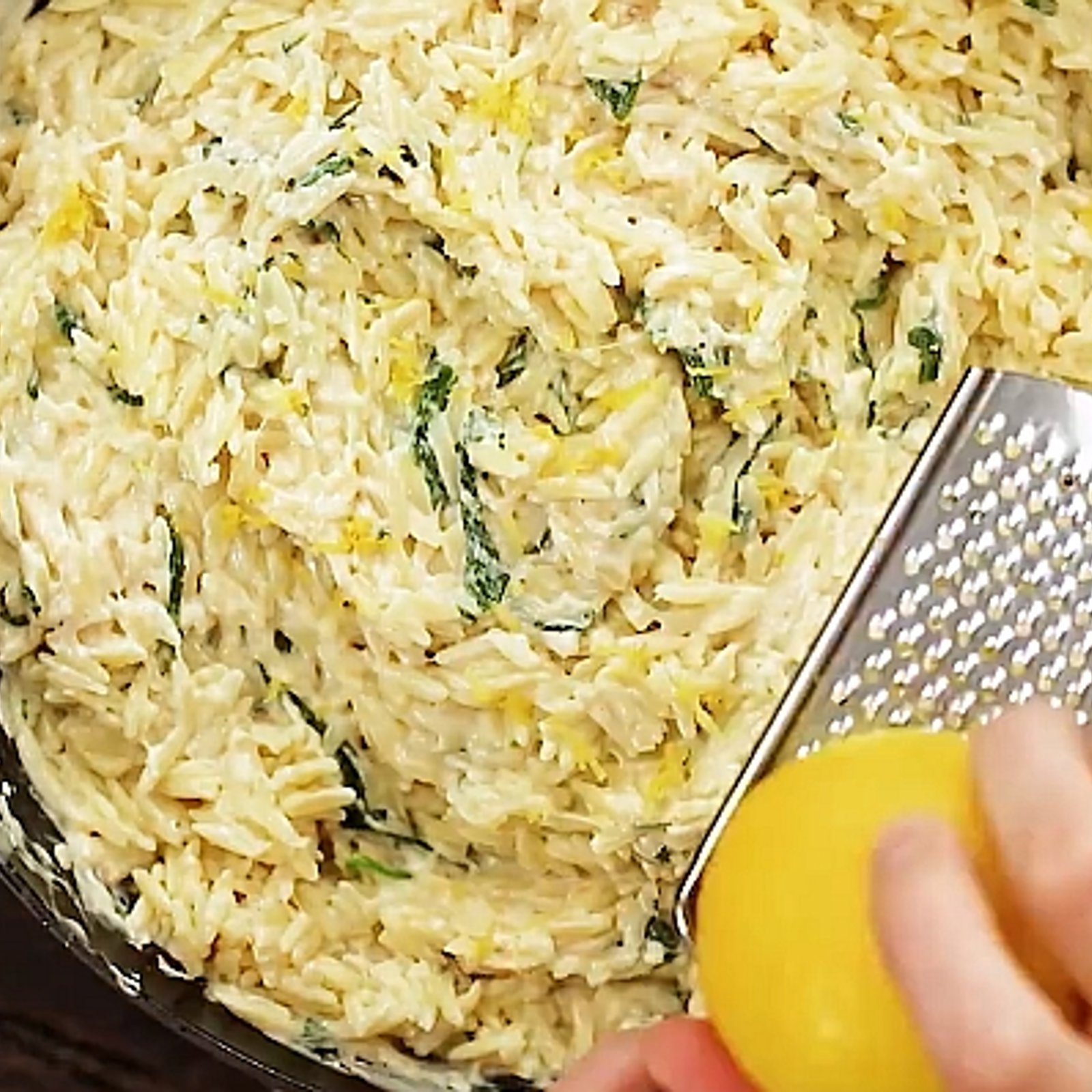 Le meilleur plat d'orzo aux épinards, à l'ail et au parmesan