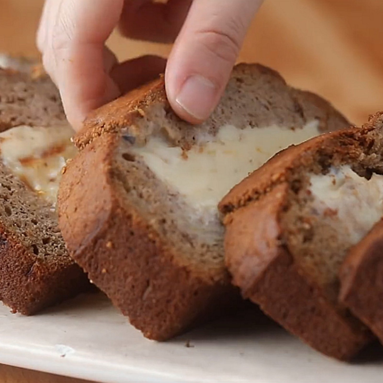 Pain aux bananes garni de crème glacée