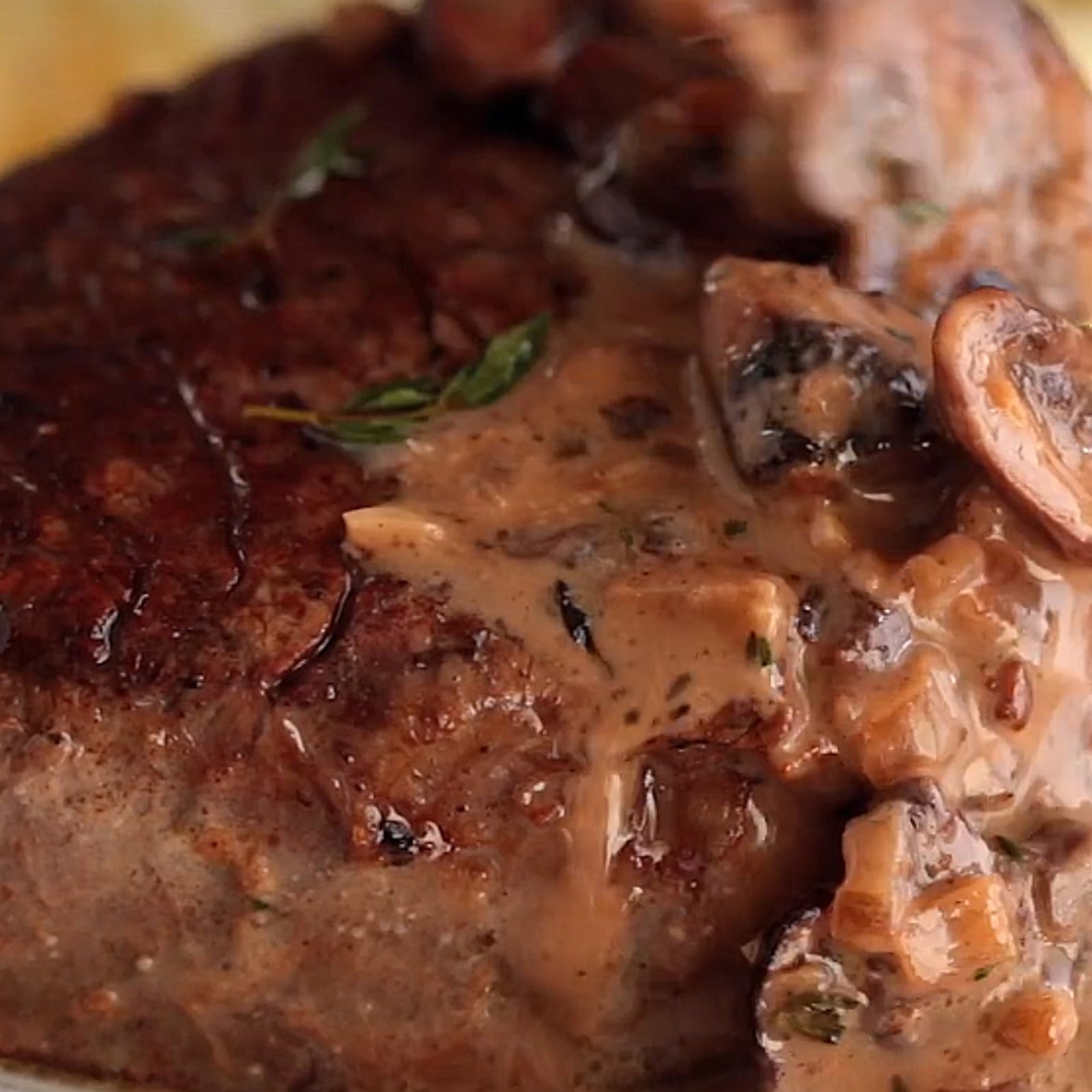 Filets mignons accompagnés d'une sauce aux champignons et au vin