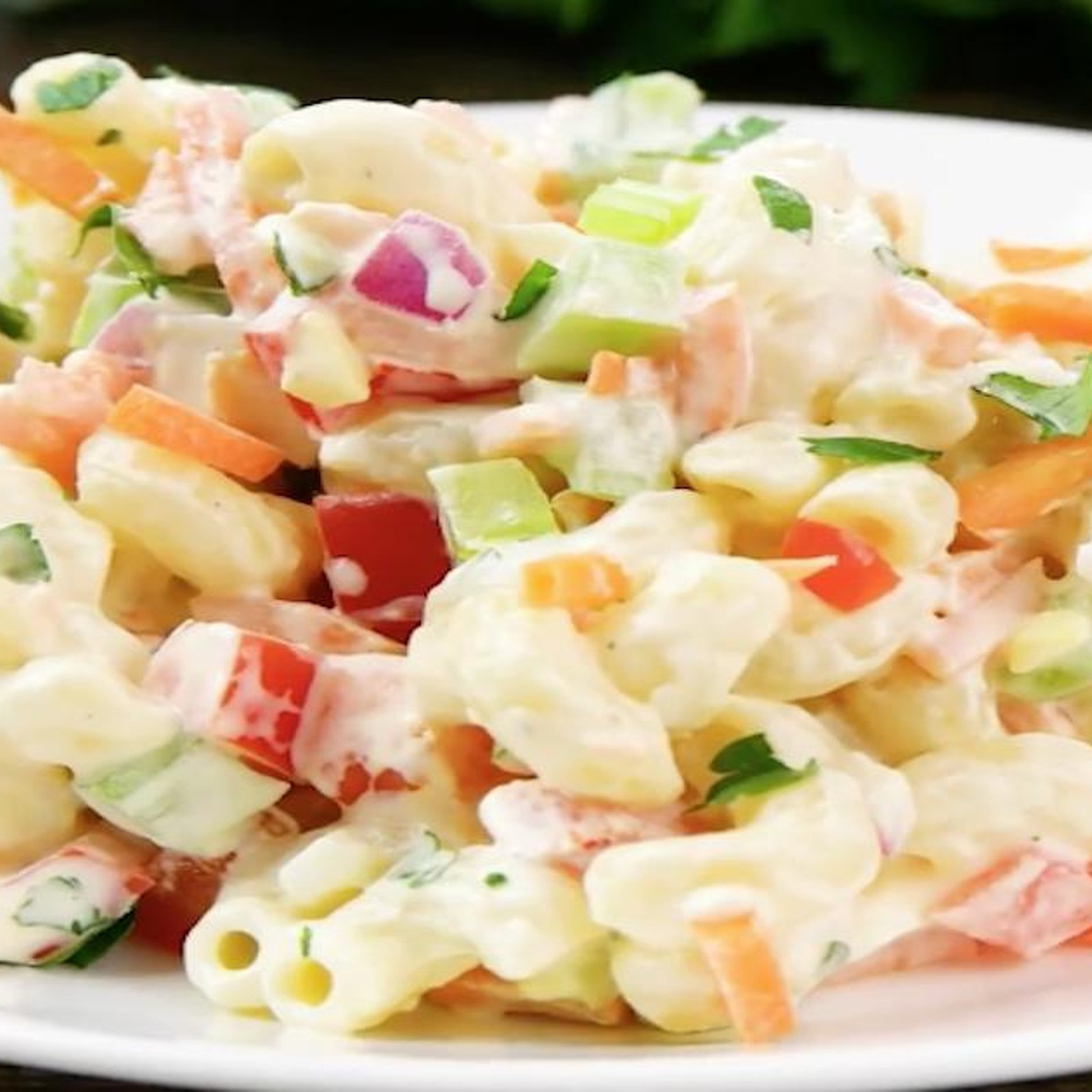 Salade froide de macaroni colorée à souhait