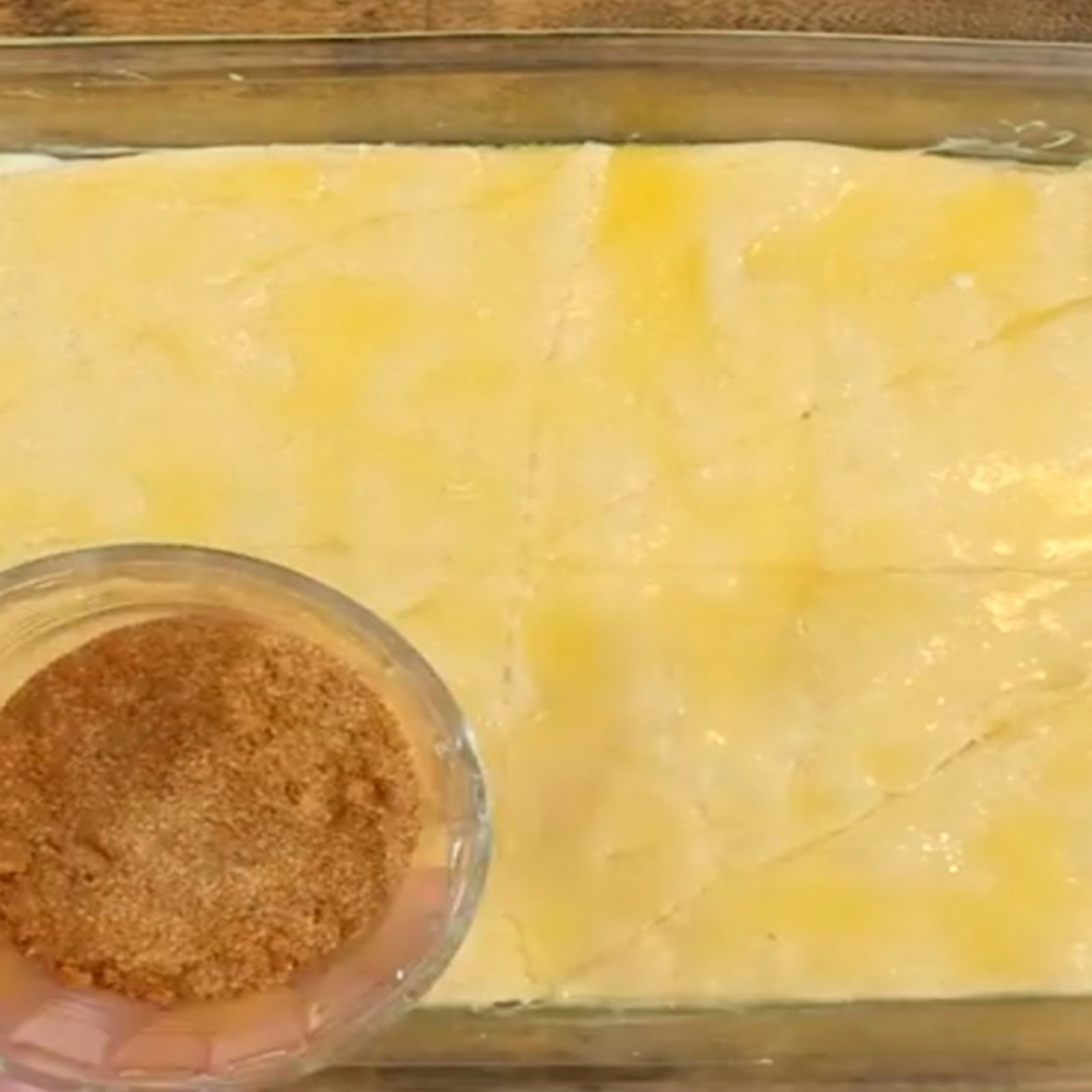 Elle dépose de la pâte à croissant dans un moule et elle crée un délicieux dessert