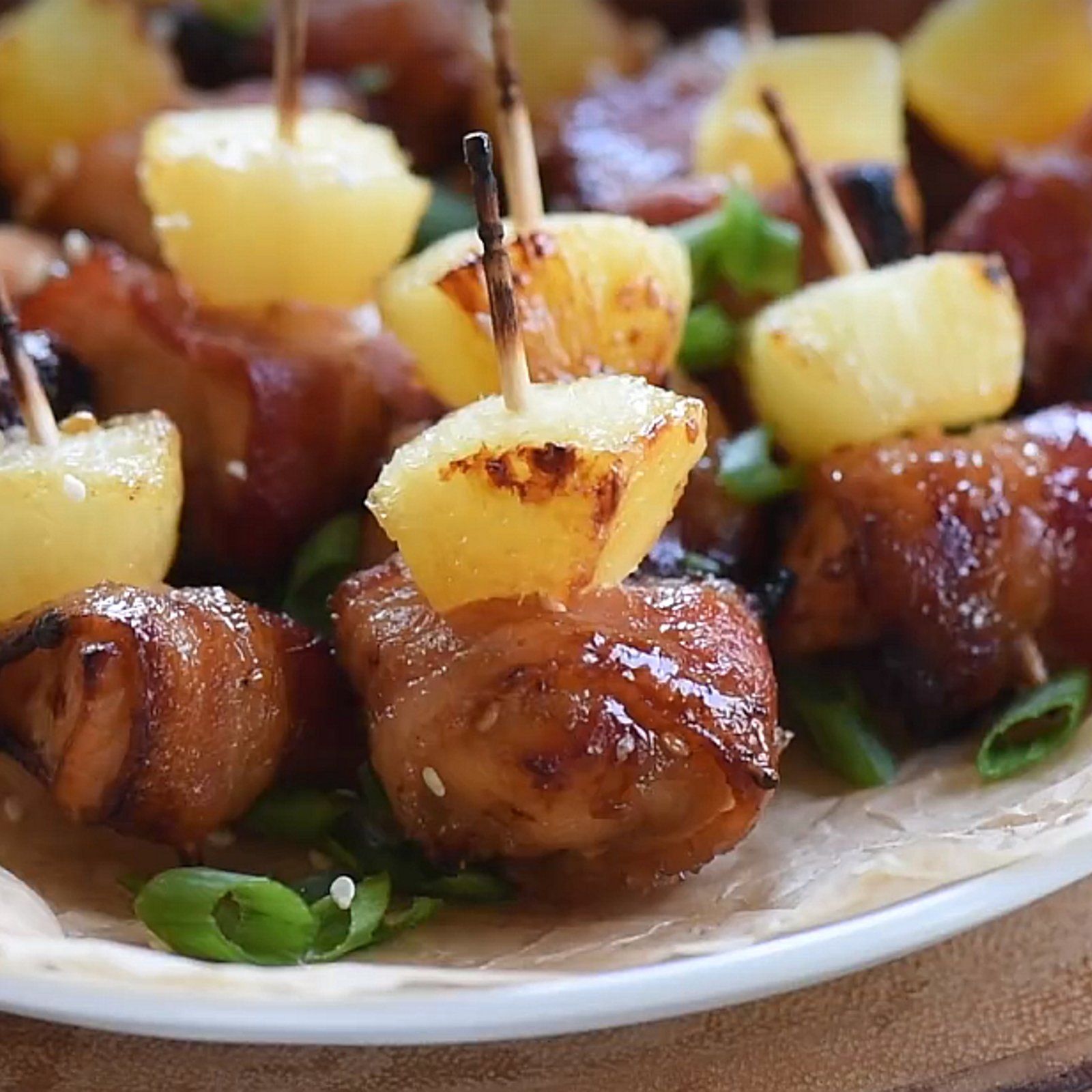 Savoureuses bouchées de poulet teriyaki et ananas enrobées de bacon caramélisé