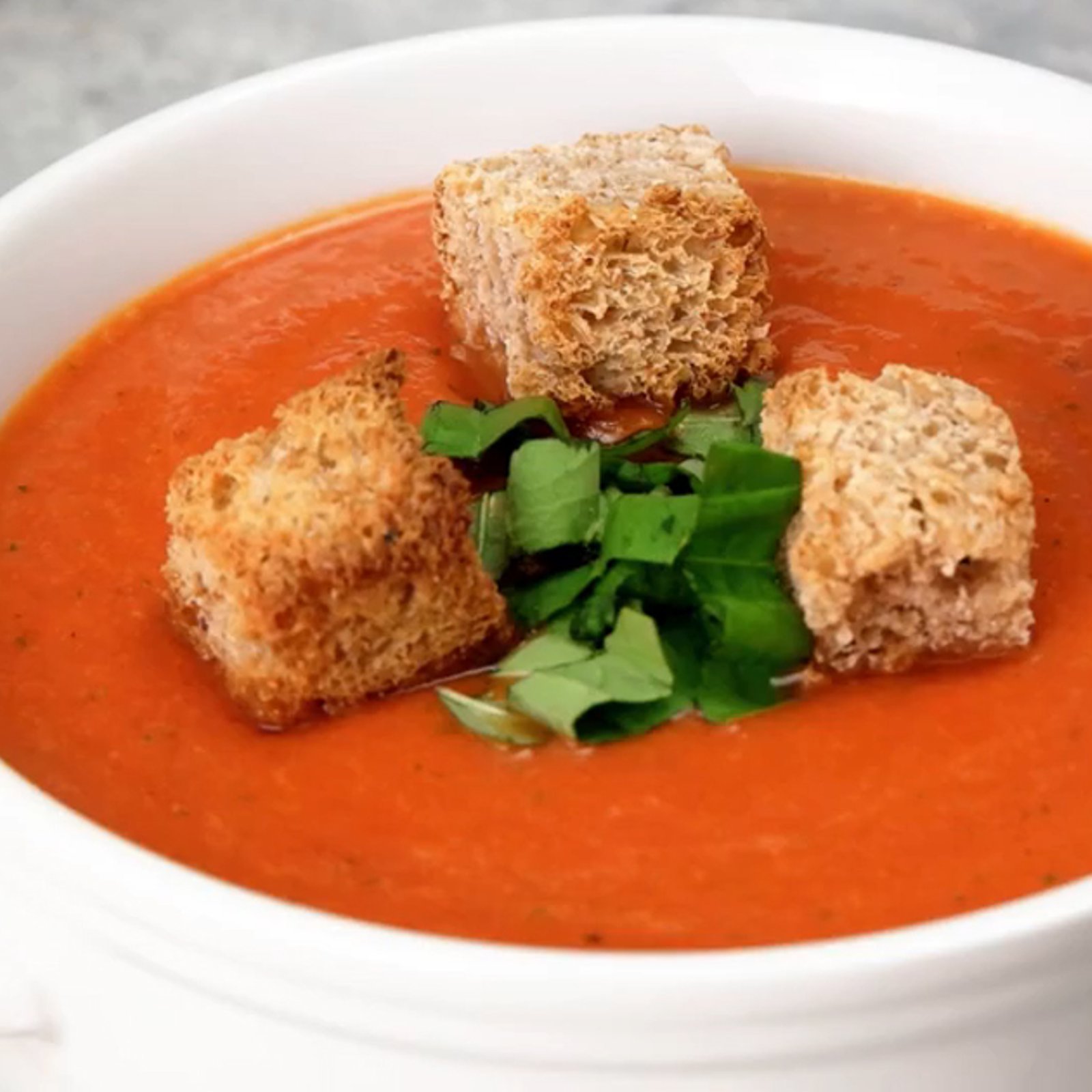 Savoureux potage aux poivrons rouges grillés 