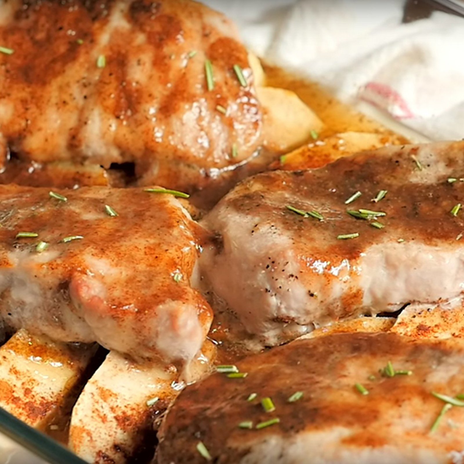 Côtelettes de porc aux pommes, à la cannelle et à la cassonade