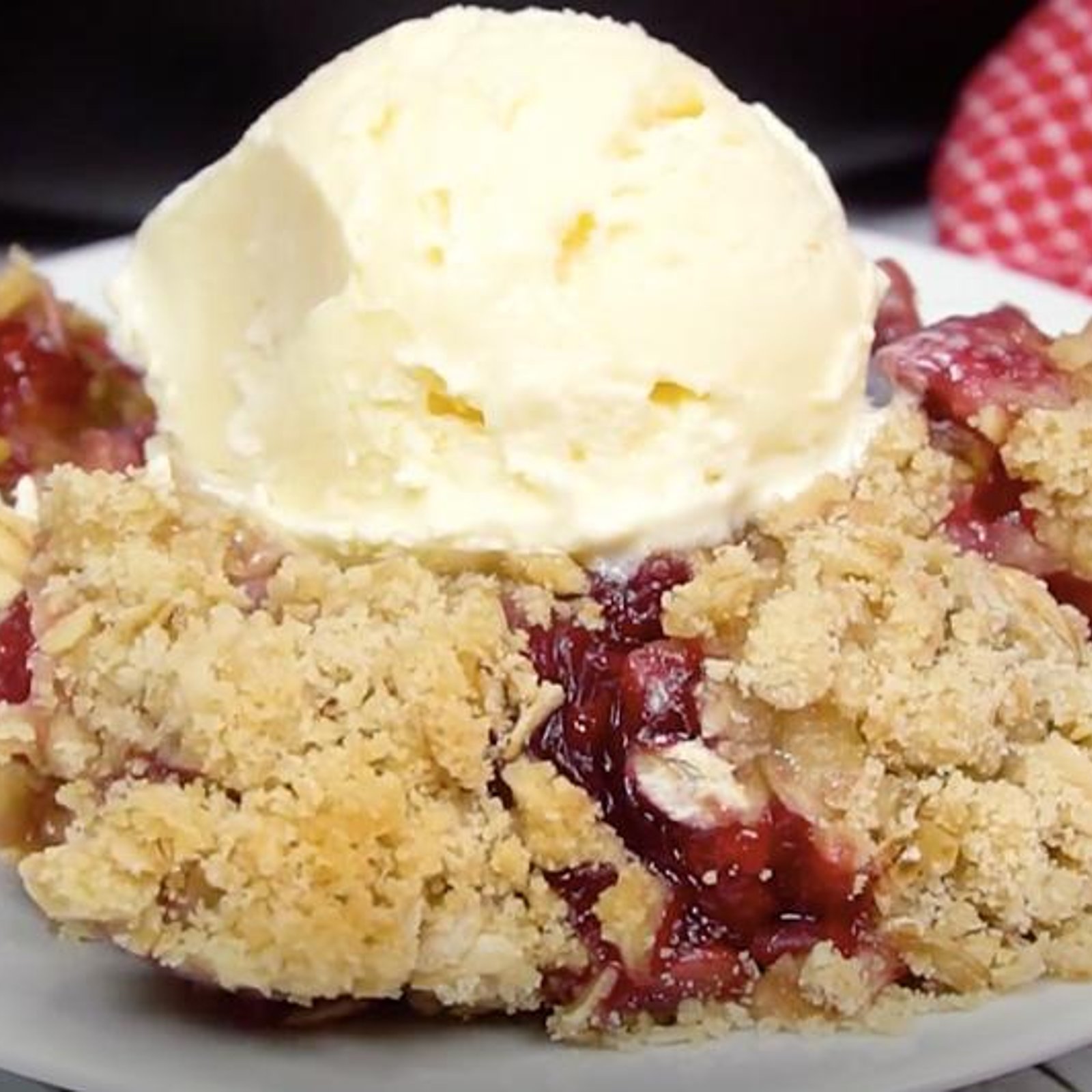 Délicieux crumble pour la saison des fraises!