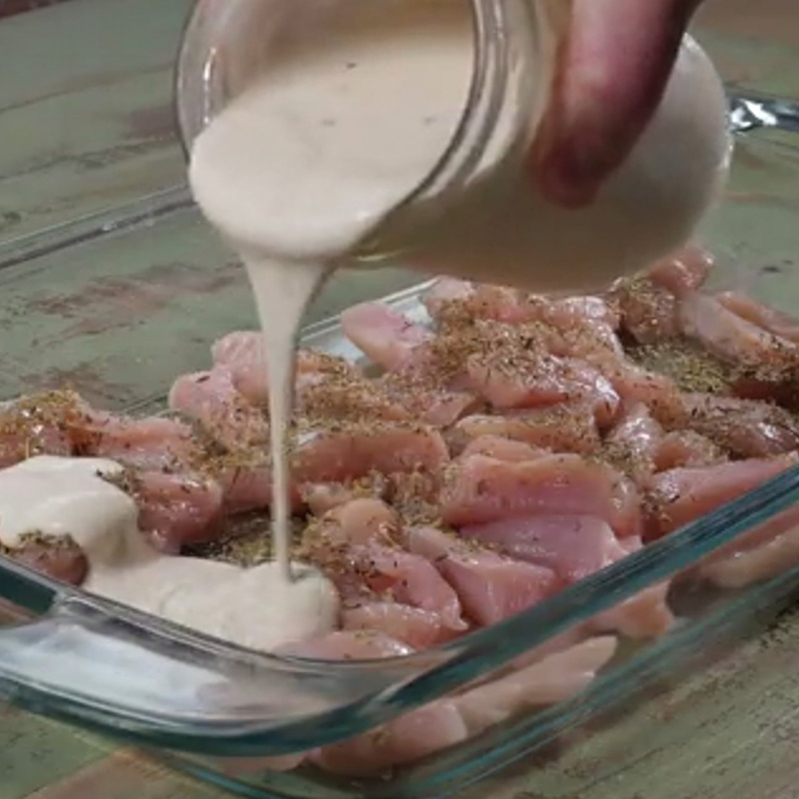 Elle dépose ses cubes de poulet dans un plat et en ajoutant quelques ingrédients, elle obtient un délicieux souper sans stress