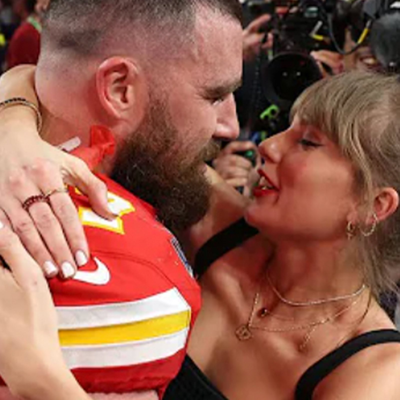 Travis Kelce met fin à la rumeur troublante concernant sa relation avec Taylor Swift