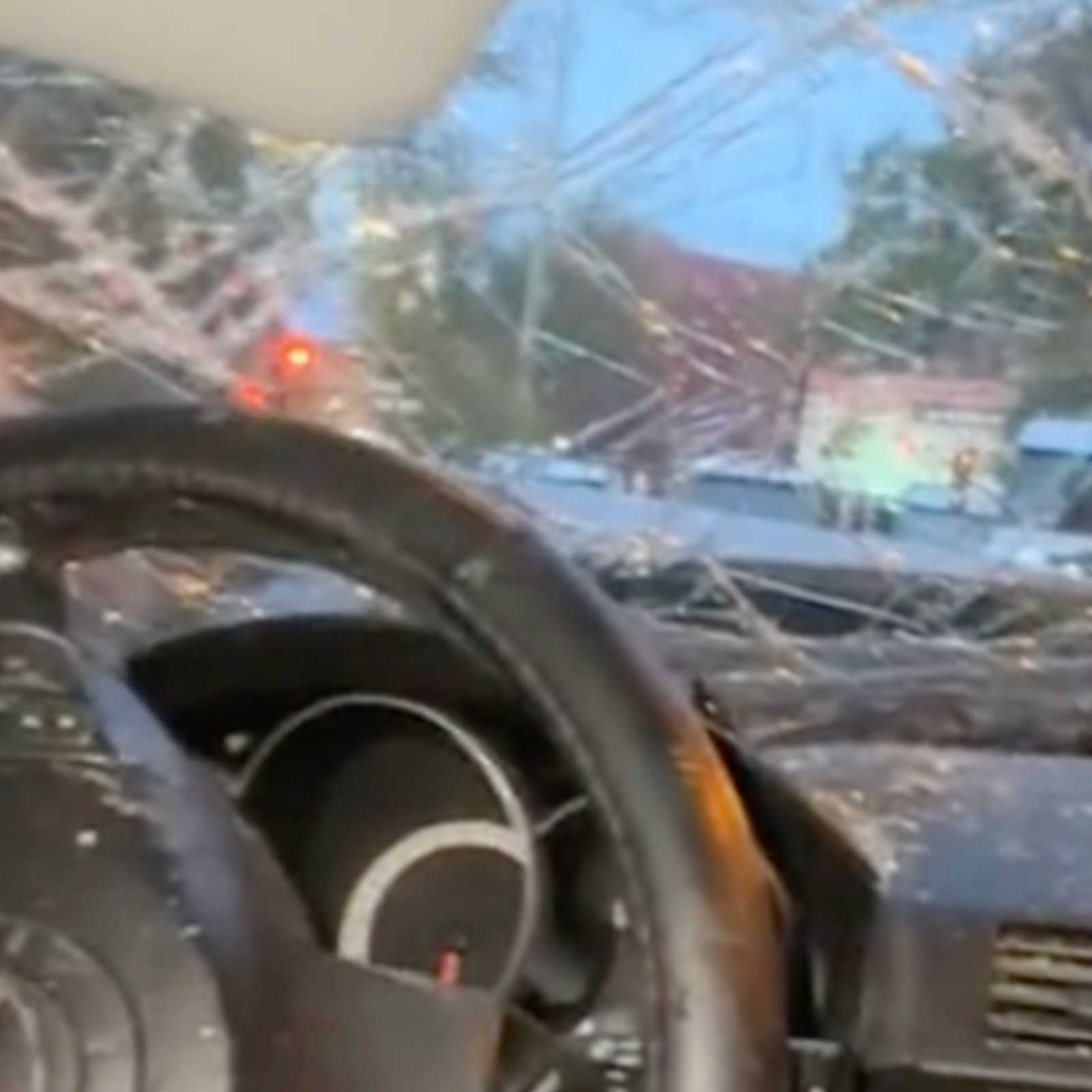 La vidéo d'une Québécoise dans une voiture accidentée fait beaucoup jaser les internautes