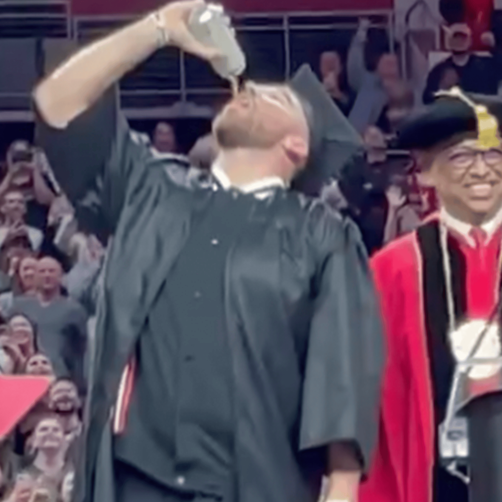 Travis Kelce chug une bière comme s’il n’y avait pas de lendemain lors de sa remise de diplôme